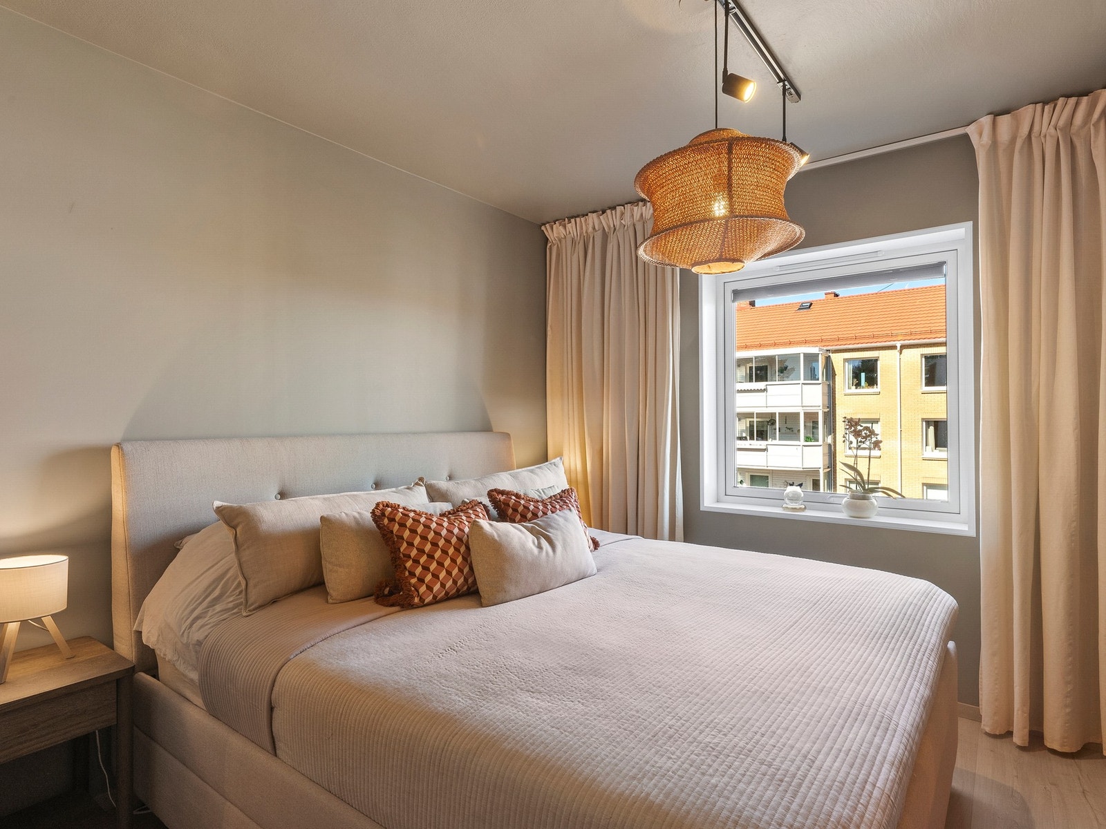 Fra entrèen har man adkomst til leilighetens soverom av god størrelse med plass til større seng, nattbord på hver side og garderobe Galleribilde