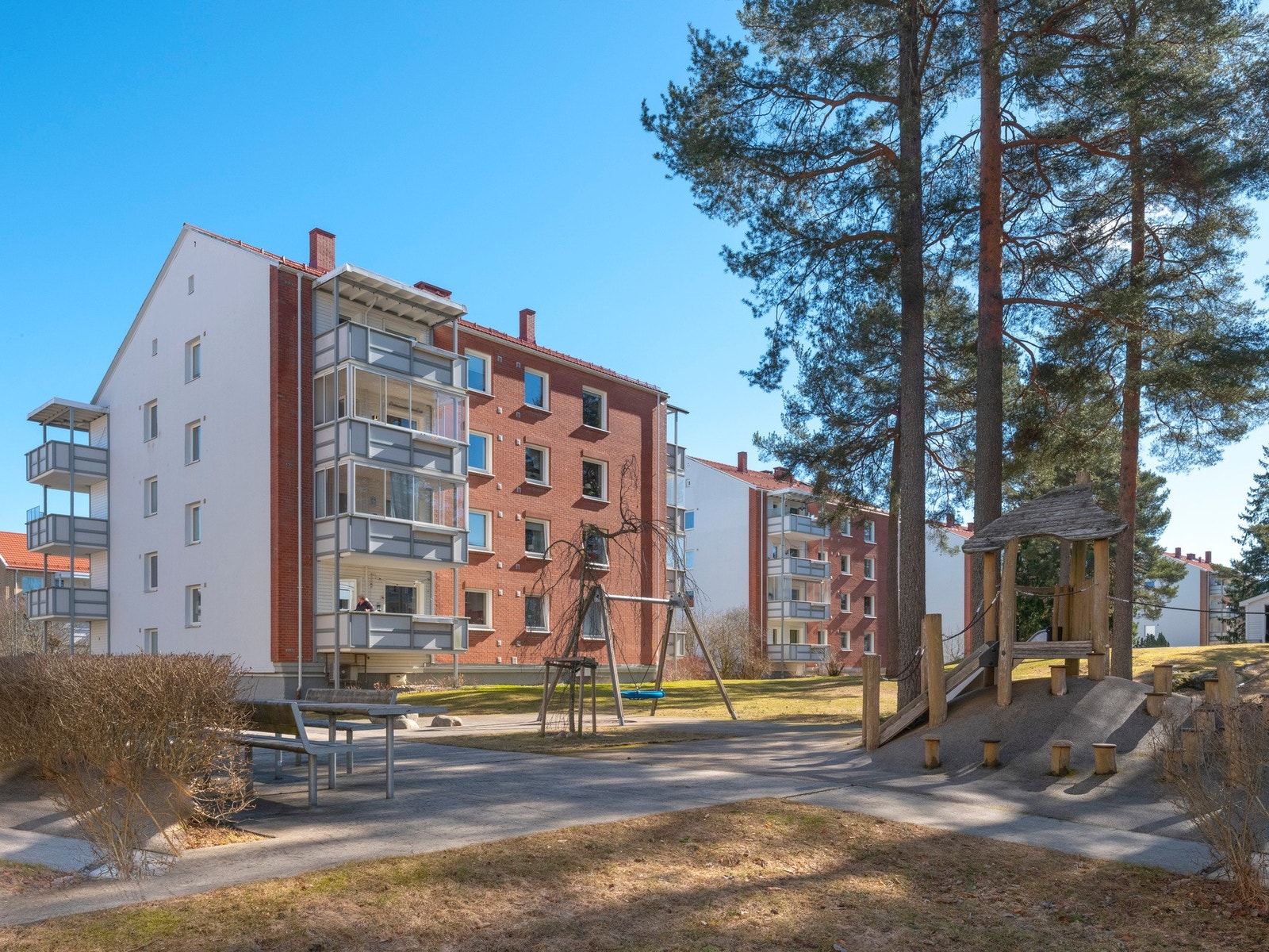 Borettslaget er veldrevet og har pent opparbeidet tomt med gressplen- og grøntområder, beplantning, lekeplass og sittegrupper Galleribilde