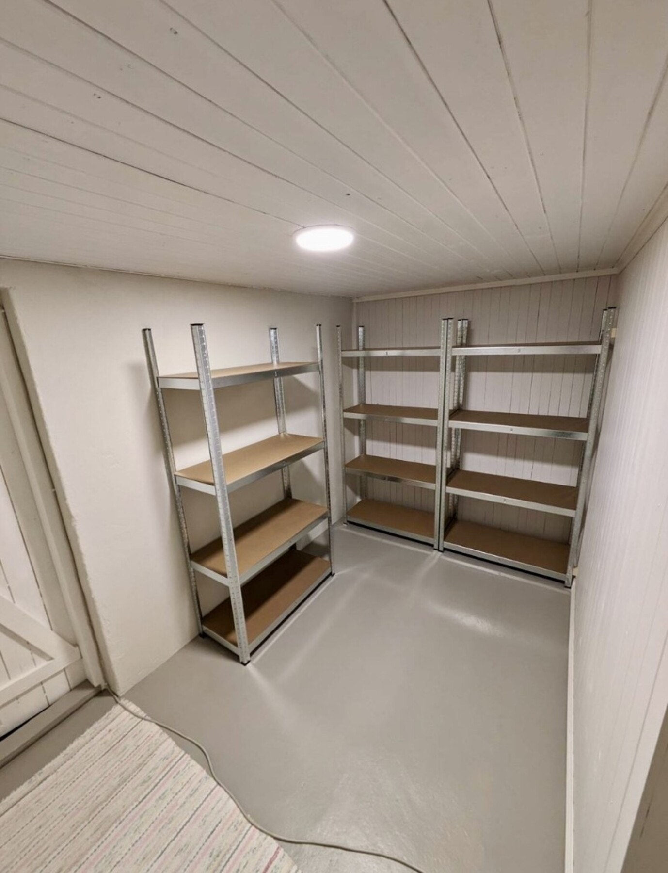 Selger disponerer totalt 3 boder i kjeller. Det er også felles vaske/tørkerom i kjeller Galleribilde