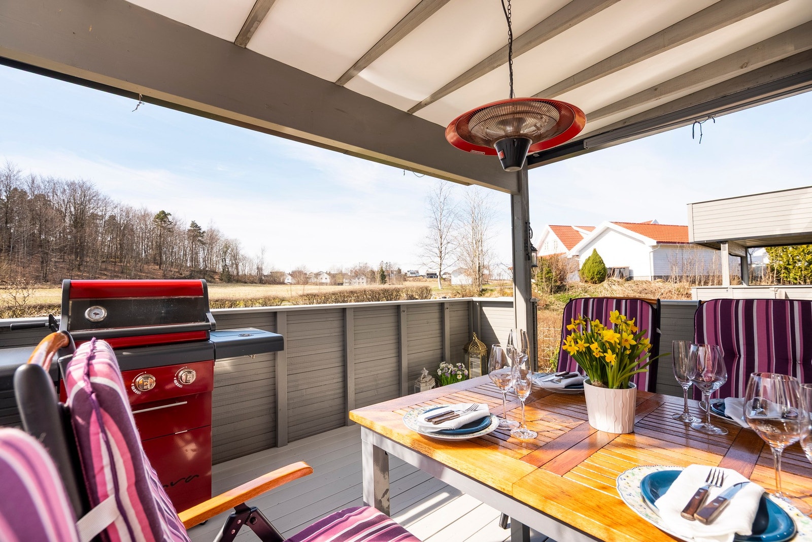 Her sitter du perfekt på veranda med overbygg, varme i taket og deilig utsyn mot vest Galleribilde