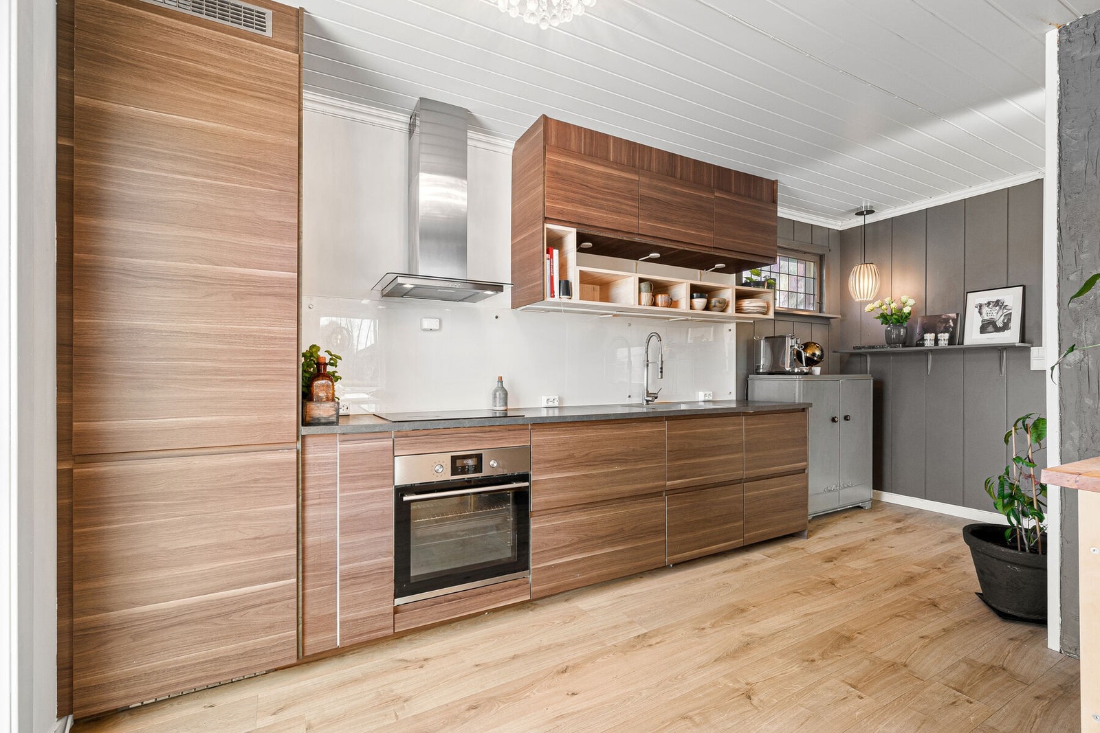 Kjøkkenet er fra 2017 med moderne innredning fra IKEA. Galleribilde