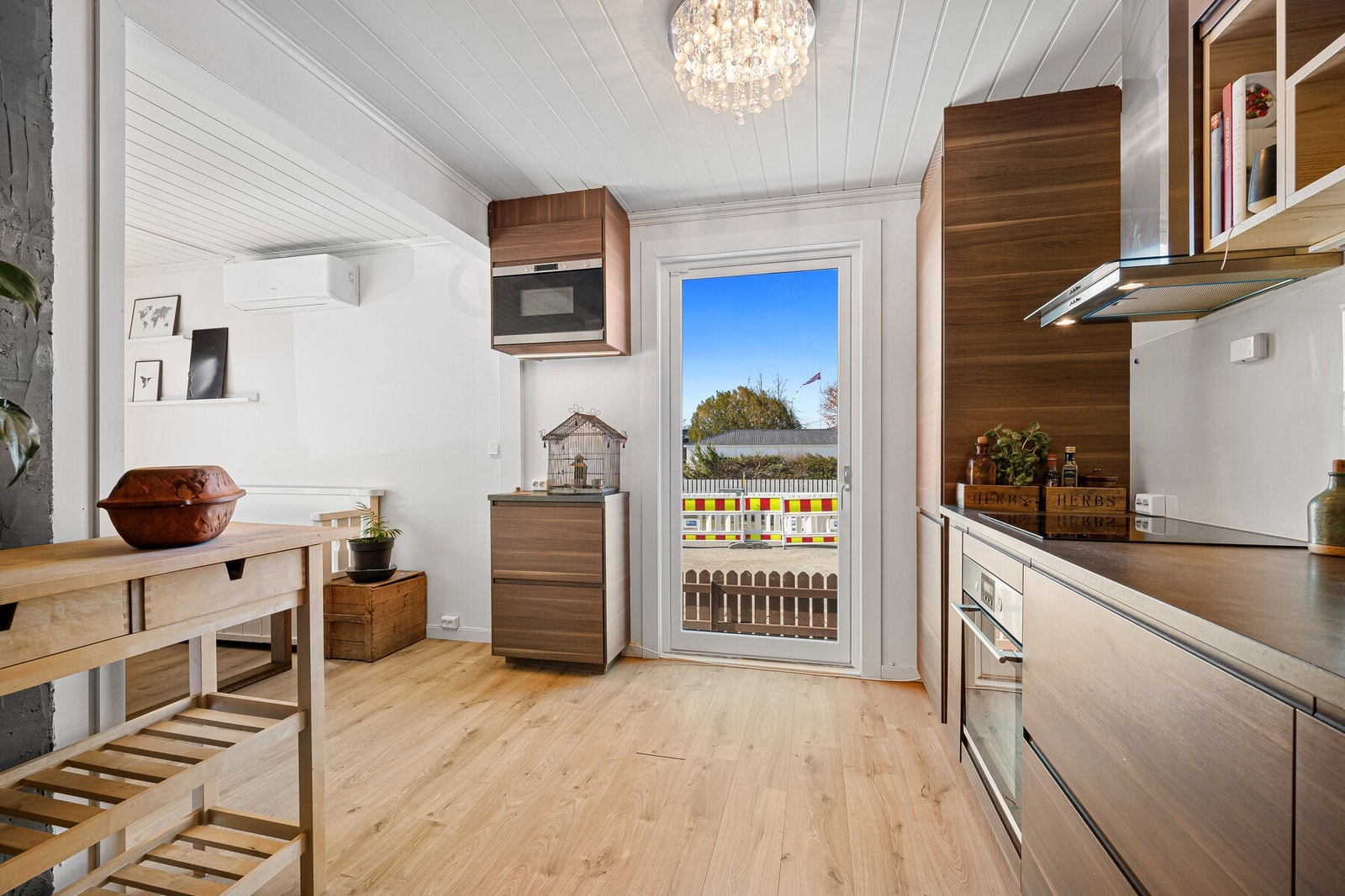 Kjøkken med utgang til terrasse. Galleribilde