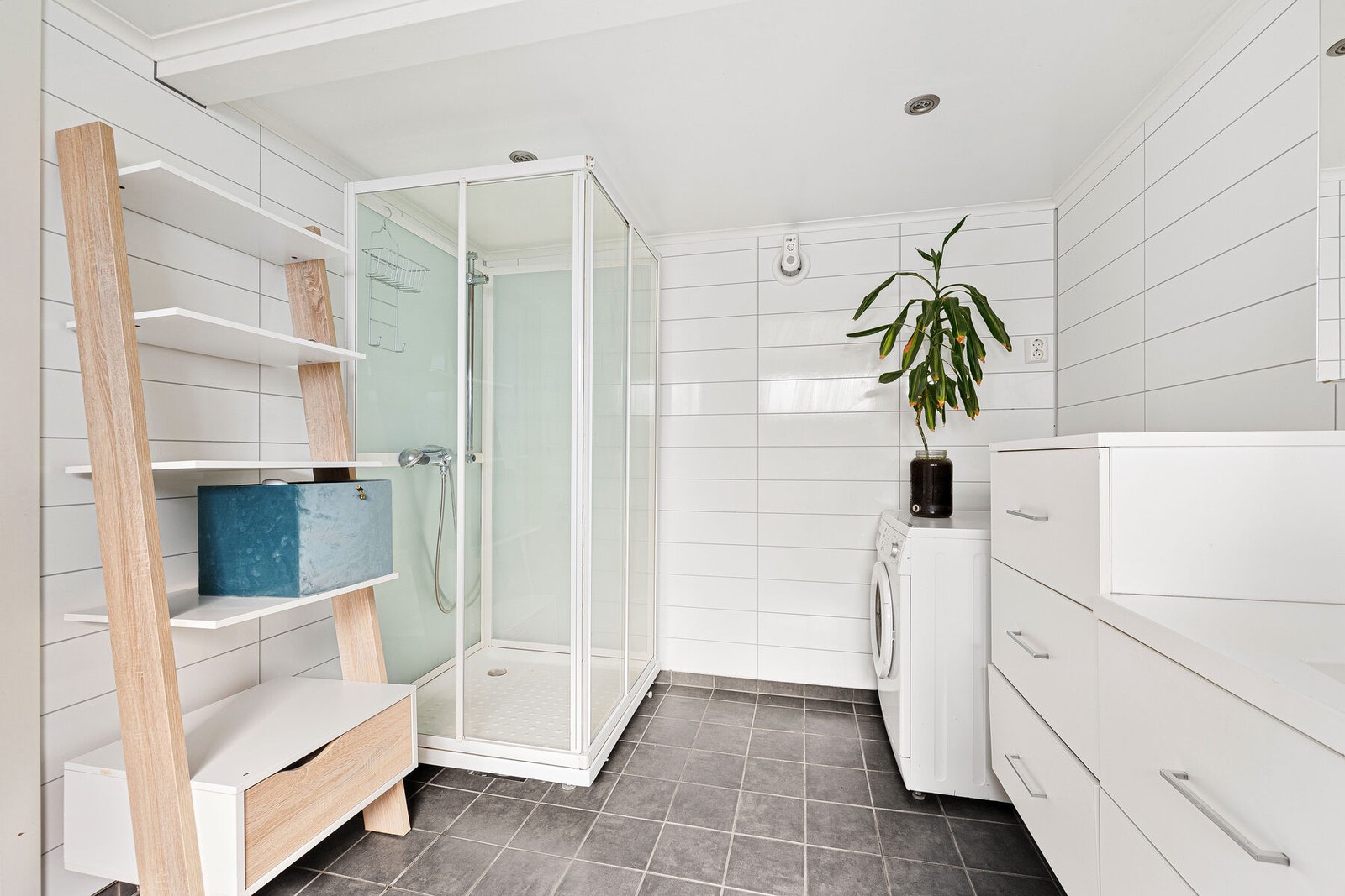 Badet er av god størrelse, og har varmekabler på gulv, vegghengt toalett, badekar, samt opplegg for vaskemaskin, Galleribilde