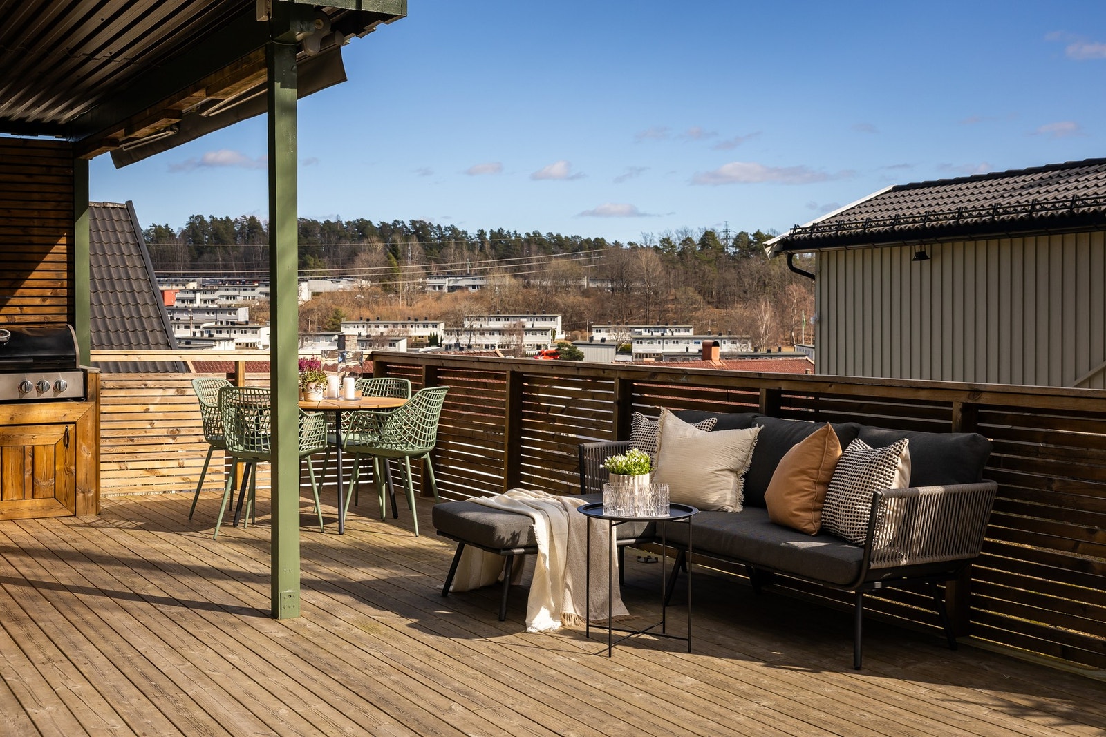 Her er det god plass til utemøbler, grill mm. Galleribilde