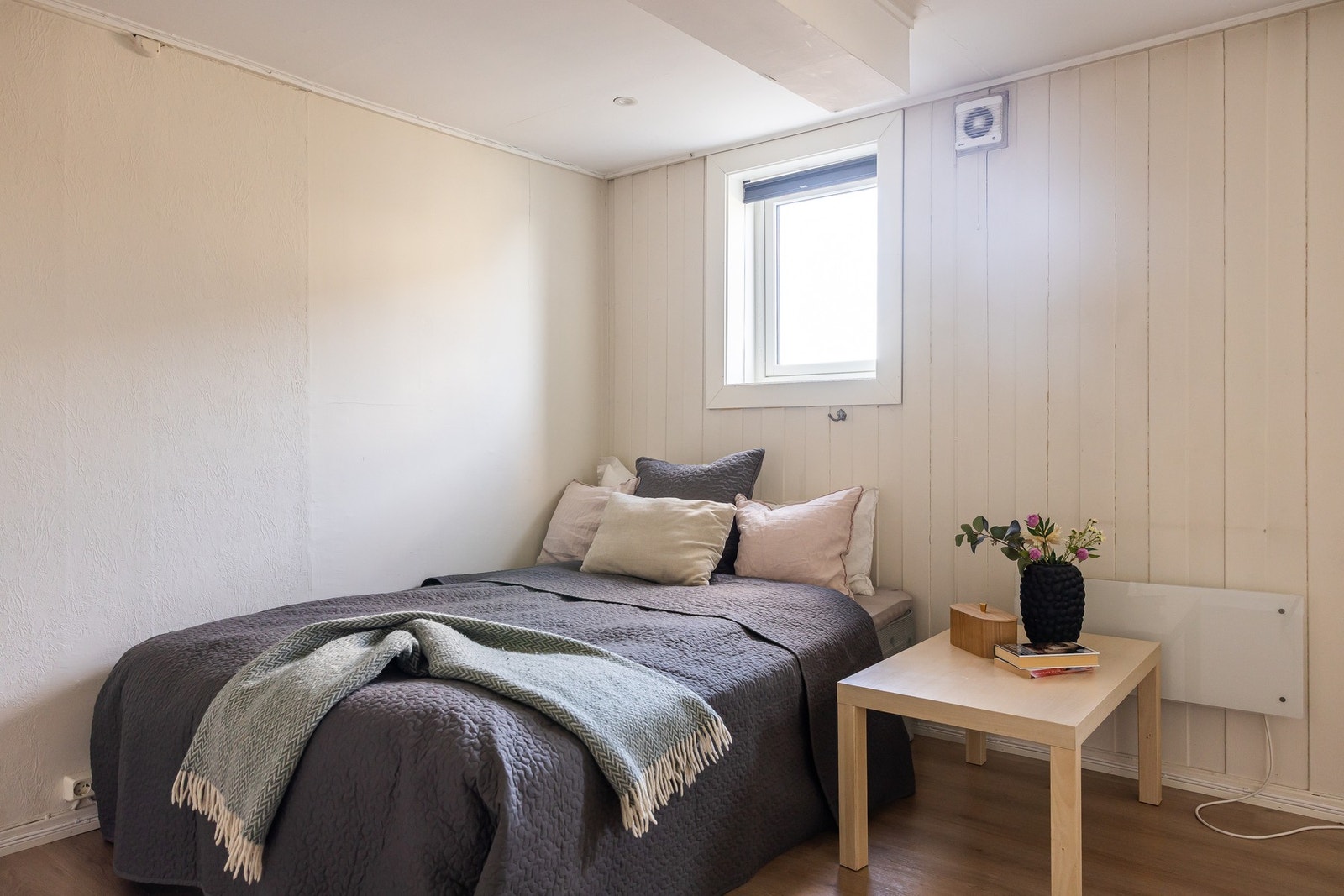 Underetasjen har egen adkomst via felles trapperom og fremstår som et fleksibelt areal som kan benyttes etter behov, eksempelvis til hobbyrom, hjemmekontor, gjester eller lignende. Galleribilde