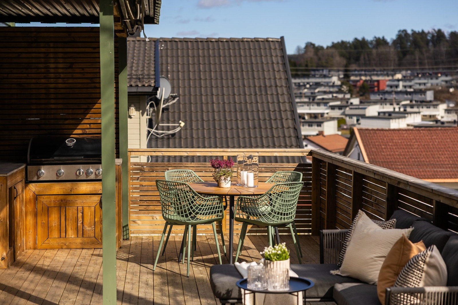Fra stuen er det direkte utgang til den store terrassen, som gir en sømløs overgang mellom inne- og utearealer. Galleribilde