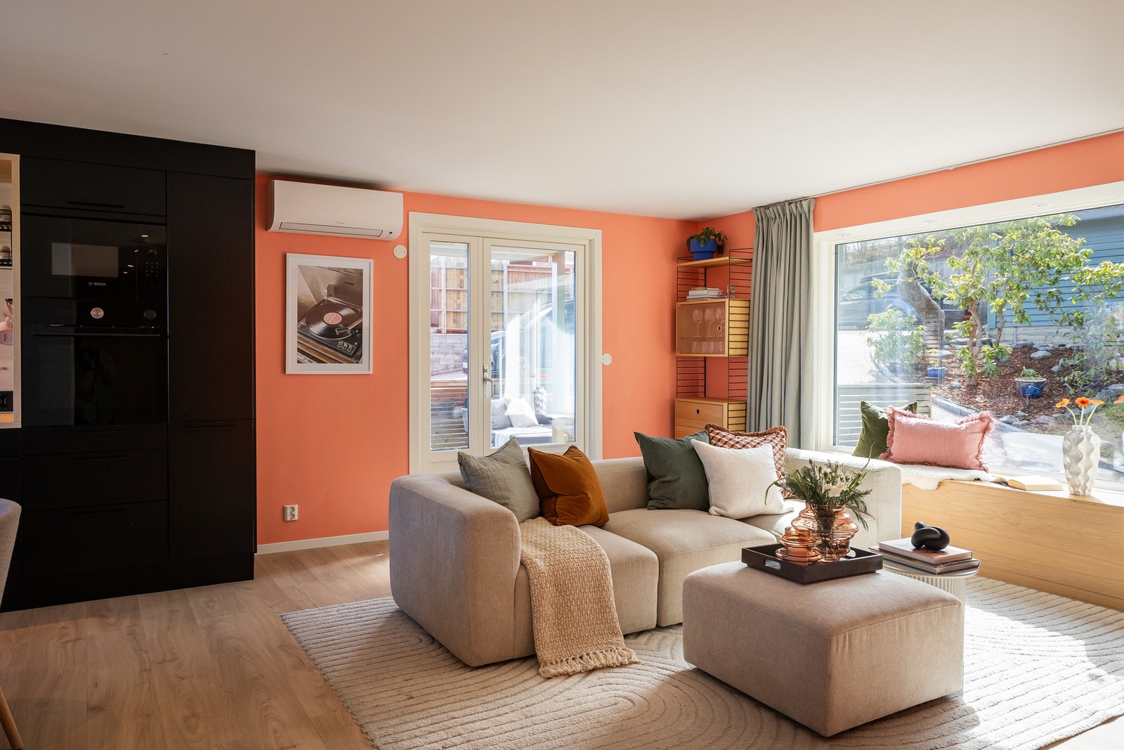 Rommet har god plass til både sofagruppe og spiseområde, og fremstår som et naturlig samlingspunkt i boligen. Galleribilde