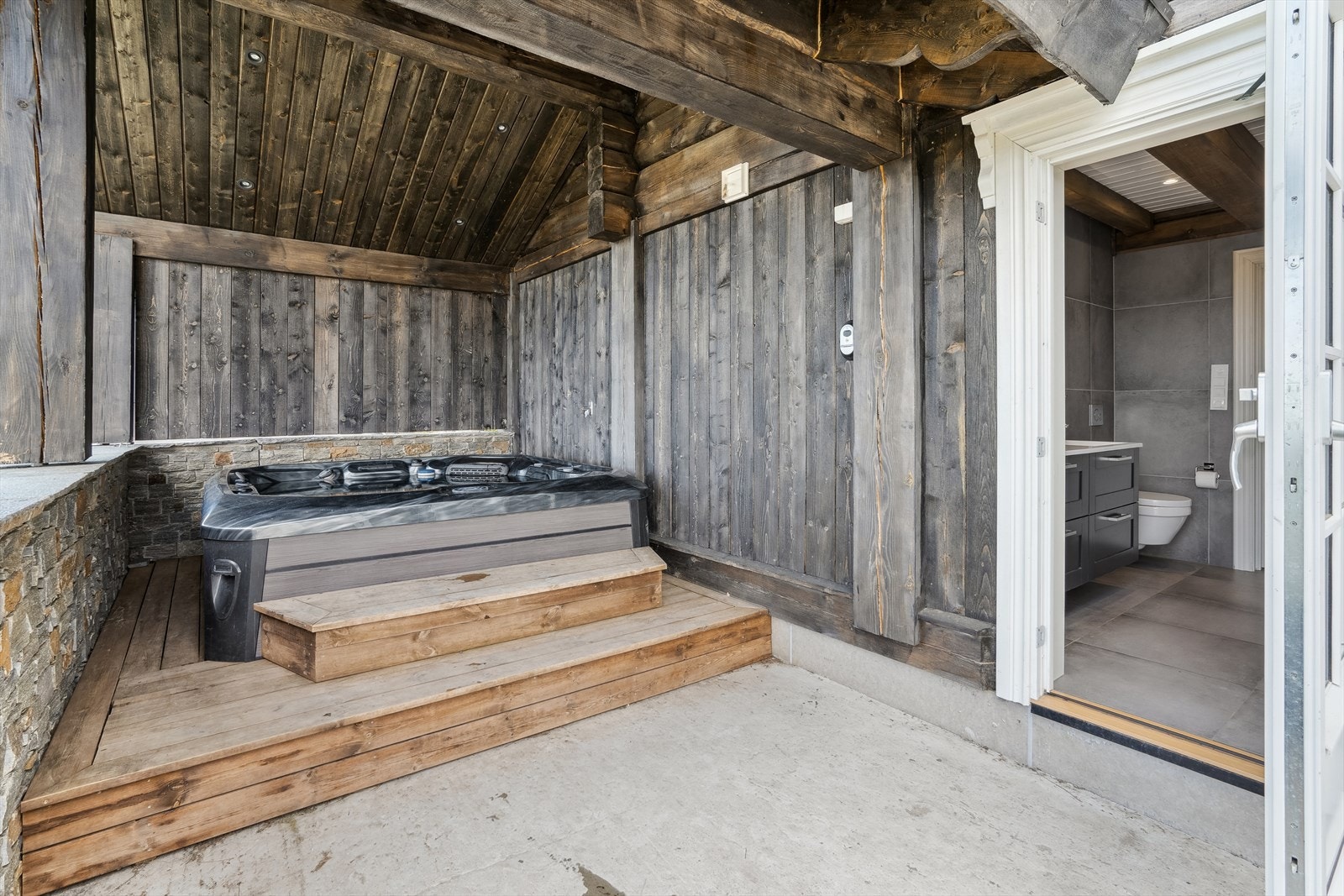 Her er det laget til en overbygget platting med jacuzzi. Galleribilde