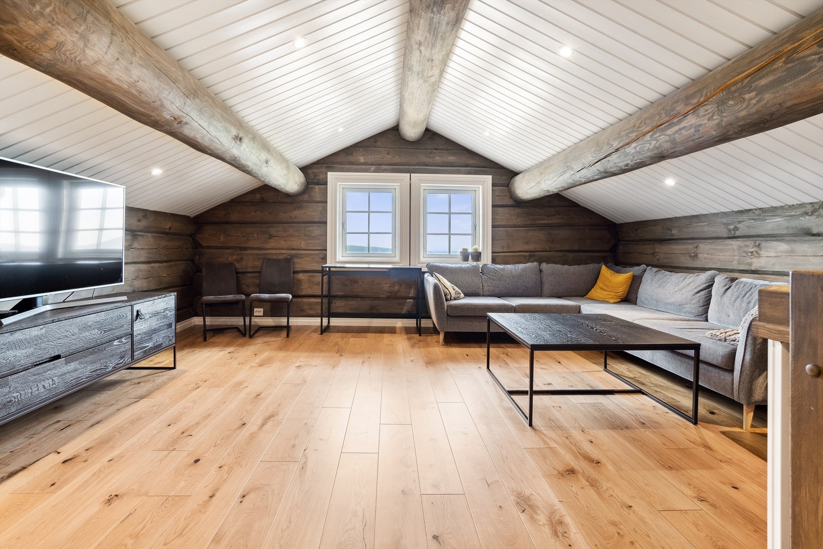 Den ene hemsen har loftstue og ett soverom. Galleribilde