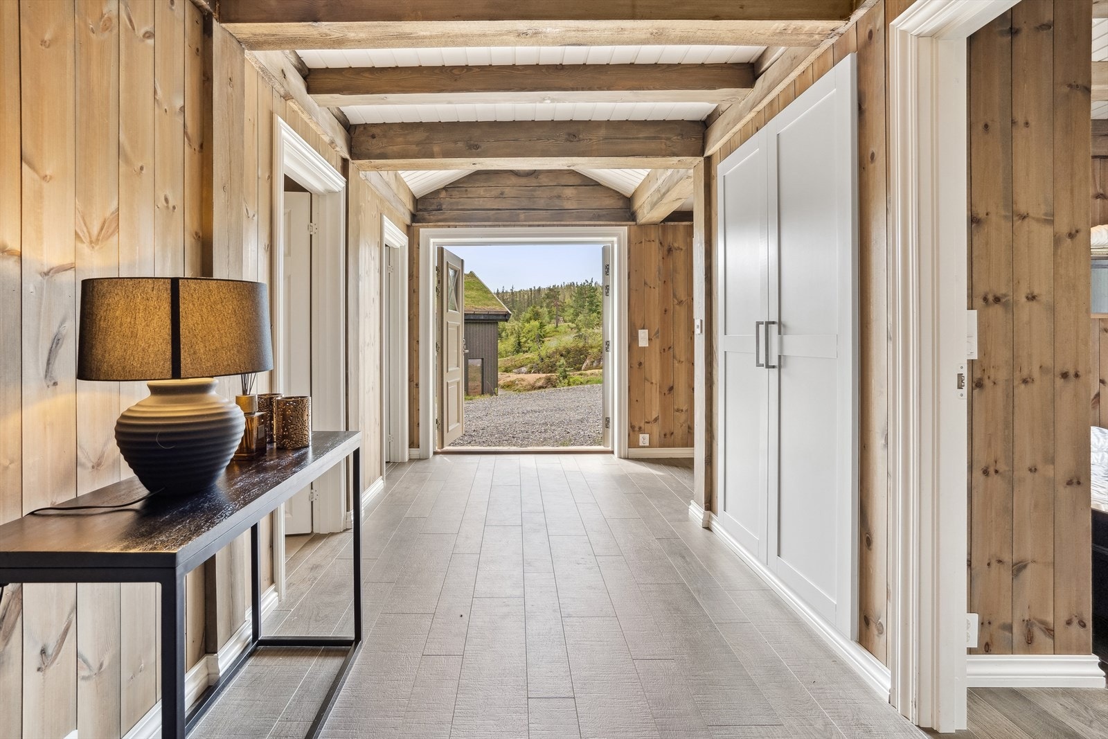 Hytta har en romslig entré med gode oppbevaringsmuligheter for yttertøy og sko. Galleribilde
