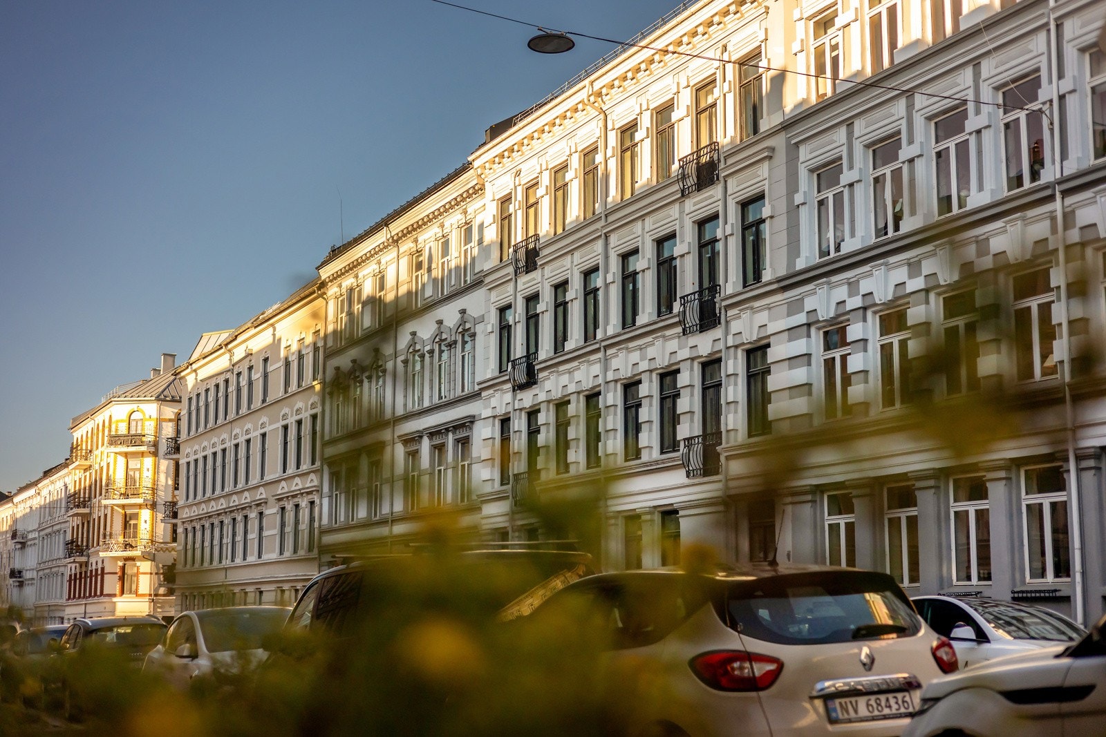 Leiligheten ligger i en høy første etasje. Galleribilde