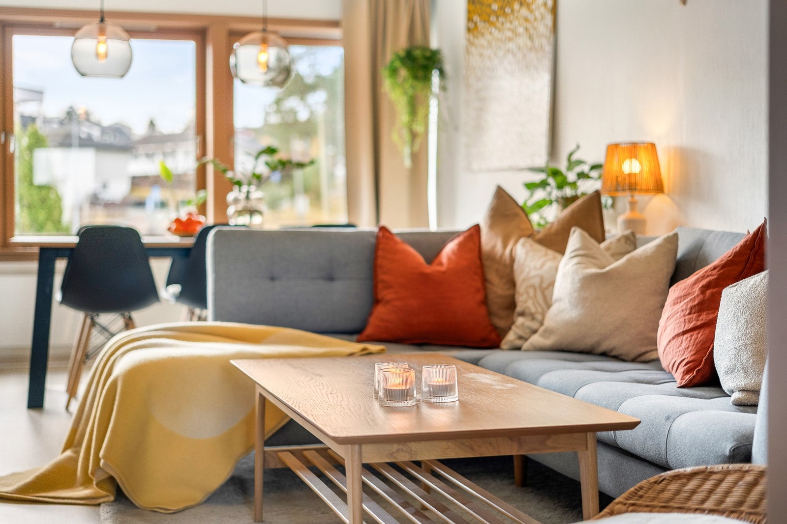 Store vindusflater som strekker seg langs hele veggen sikrer med rikelig naturlig lysinnslipp i rommet Galleribilde