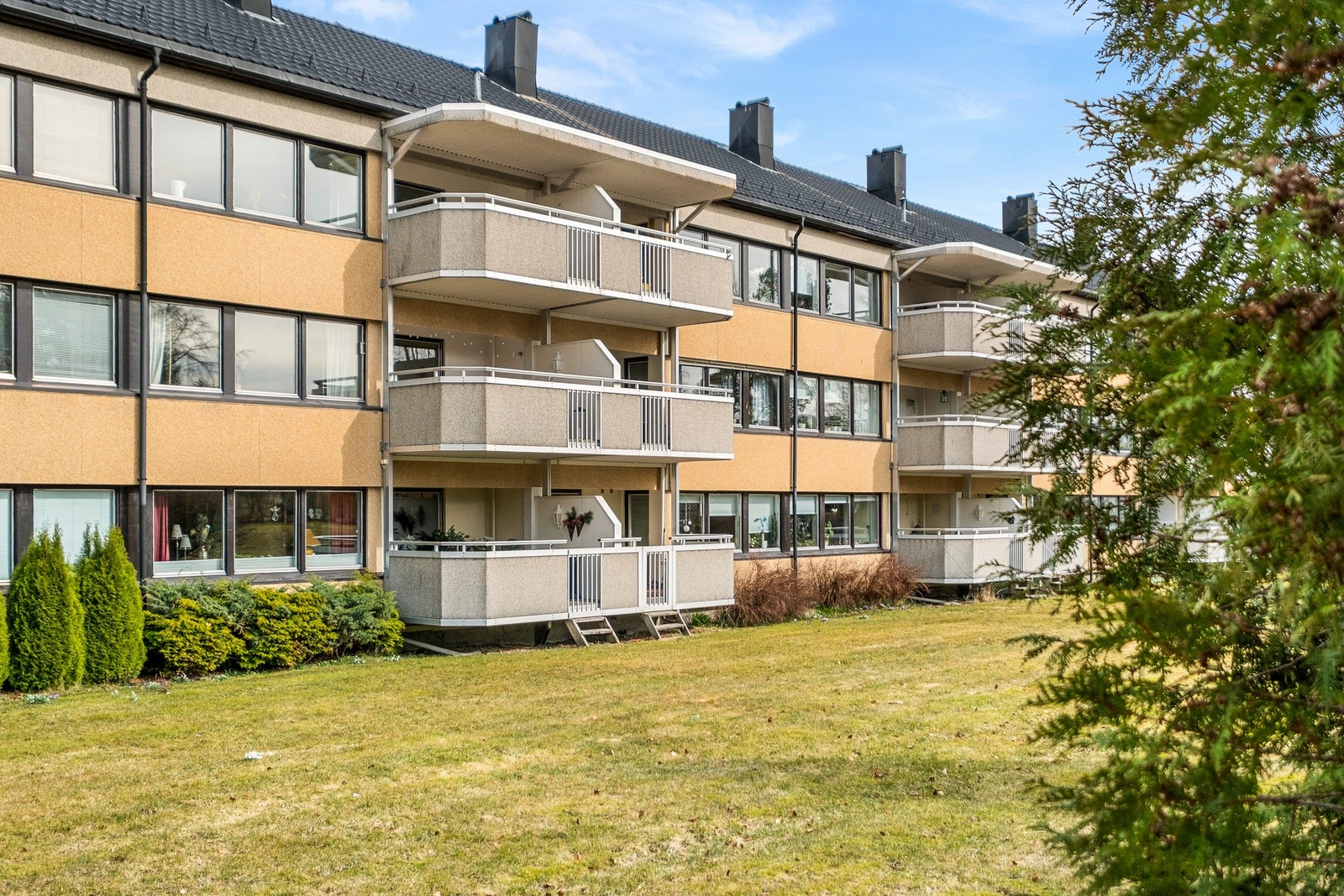 Leiligheten ligger fint til i byggets 2. etasje Galleribilde