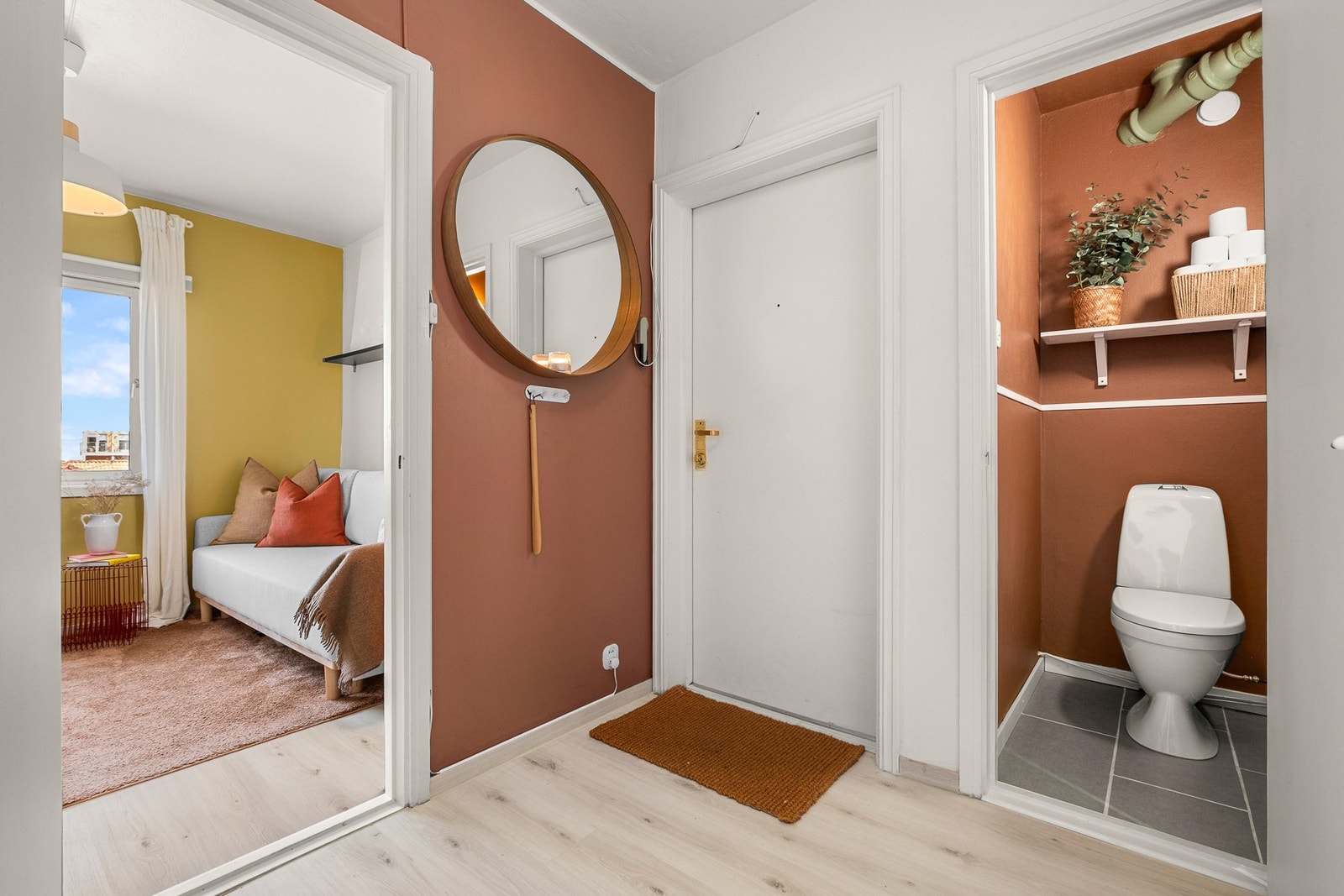 Leiligheten disponerer hele 3 boder (1 på loft, 2 i kjeller) Galleribilde