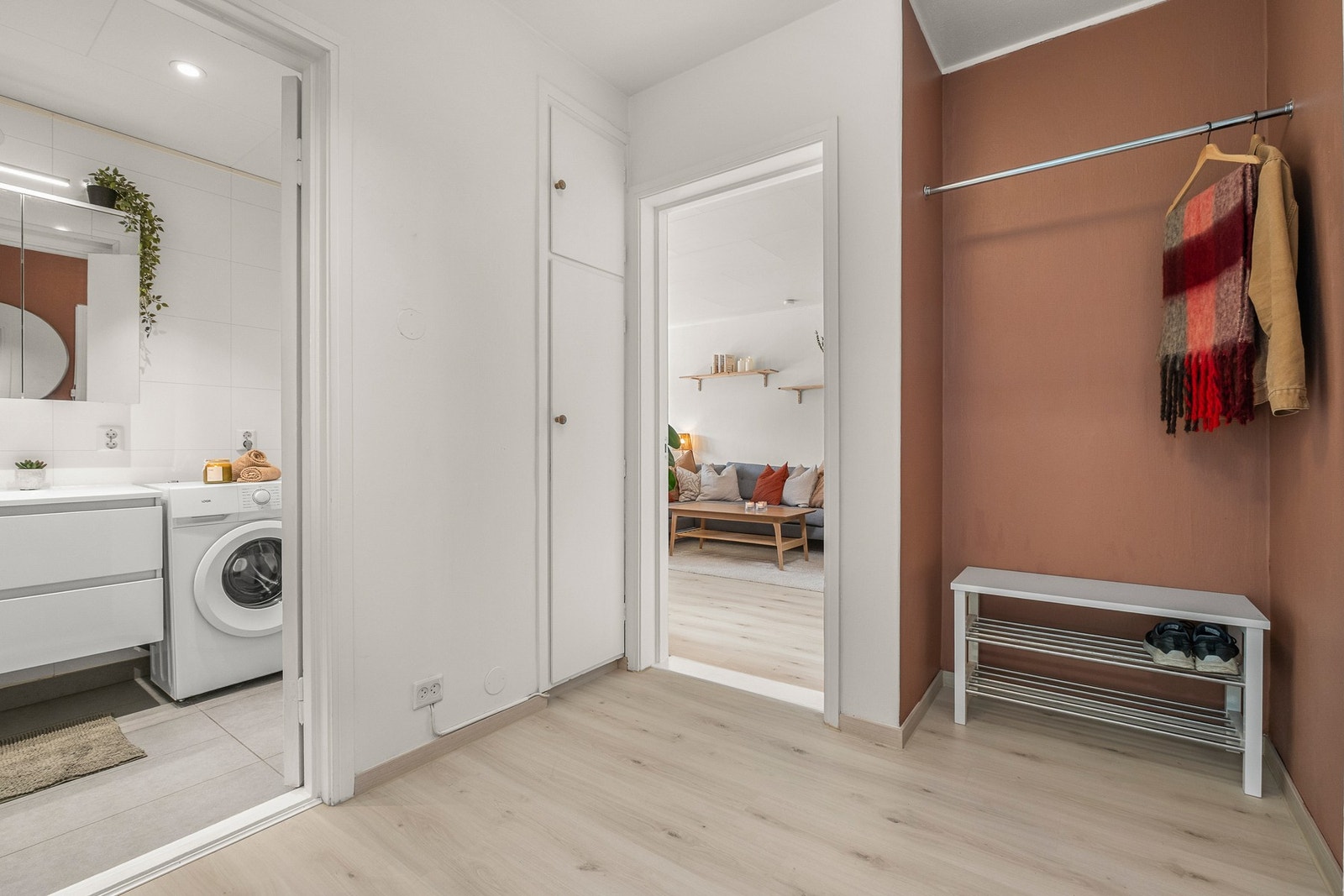 Innbydende entrè med plass til å henge fra seg sko og yttertøy Galleribilde