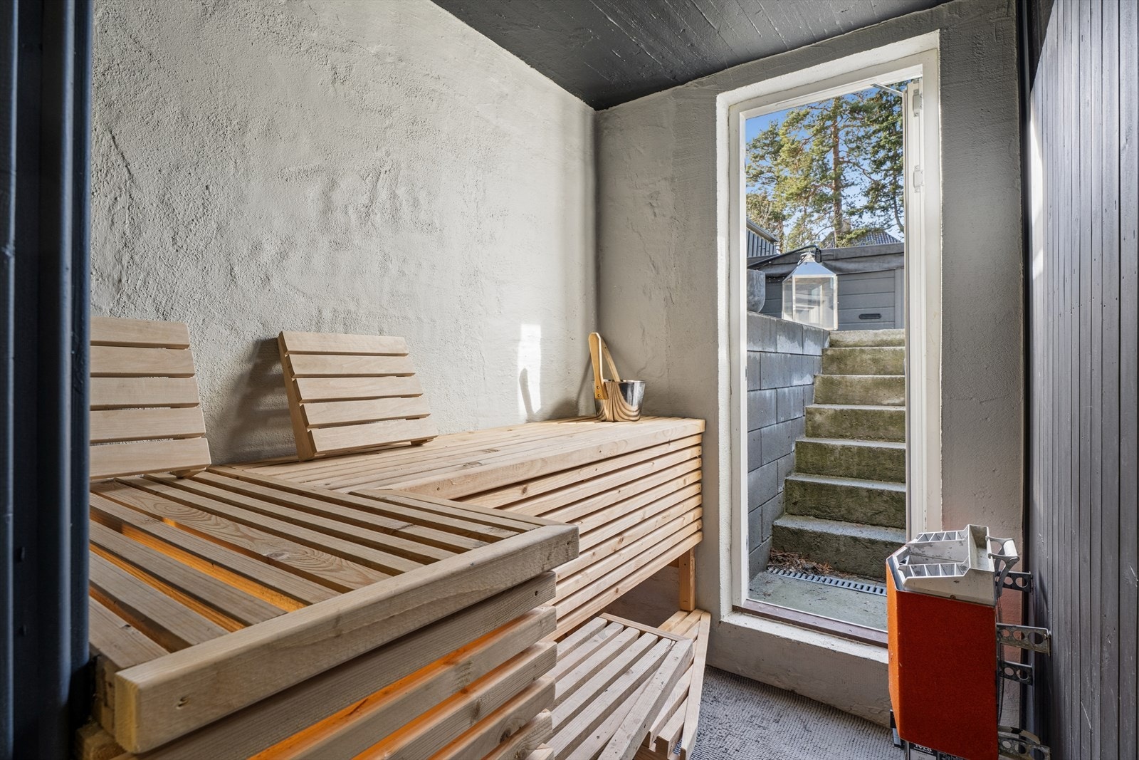 Badstuen har adkomst fra hagen og fra vaskerom. Galleribilde