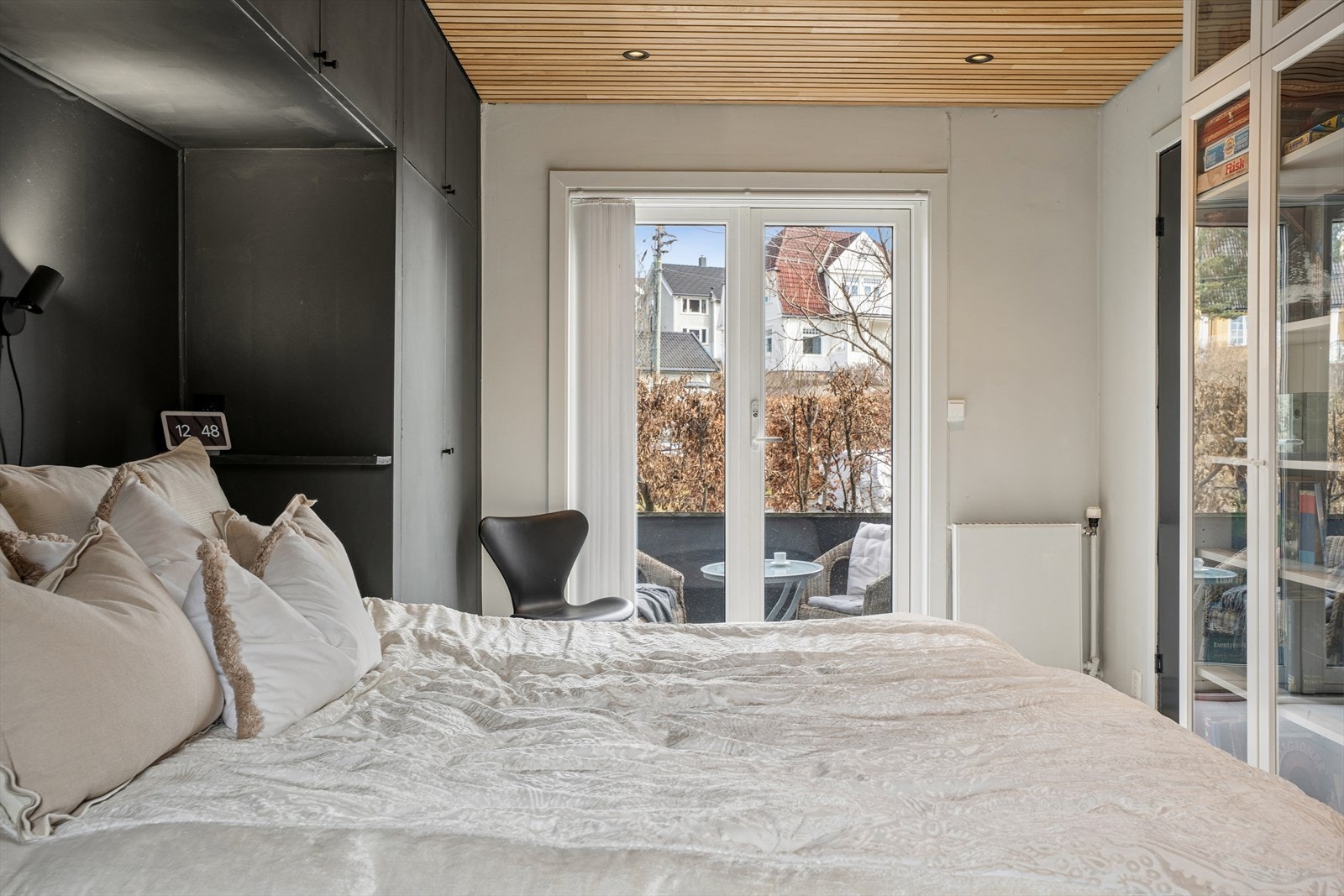 Hovedsoverommet har god plass til dobbelseng og det er plassbygget garderobeskap med overskap som gir rommet særdeles god lagringsplass. Galleribilde