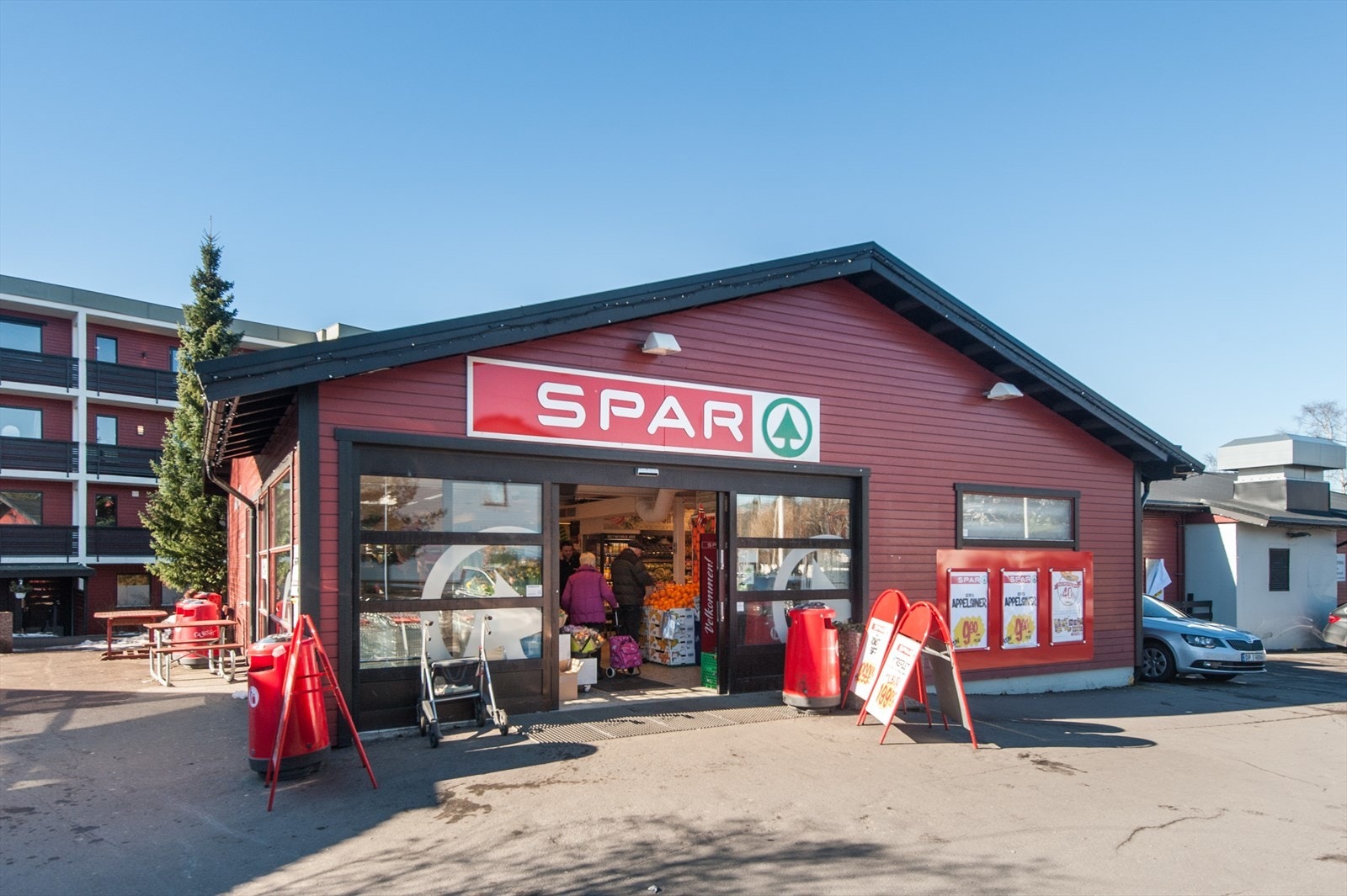 Nyoppussede Spar ligger i nærheten. Galleribilde