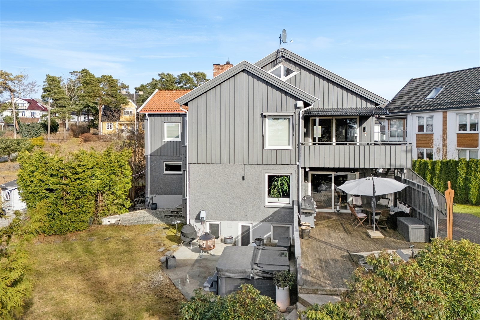 Familievennlig bolig med særpreg på tot 213m² BRA-I fordelt over 2 plan; 1.etasje og underetasje. Galleribilde