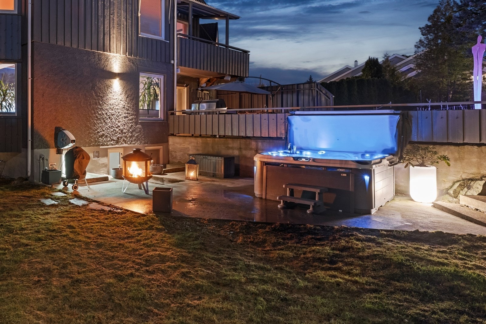 Terrasse på mark med utgang fra Badstue på 30 kvm. Pent opparbeidet uteområde med utendørs jacuzzi Galleribilde