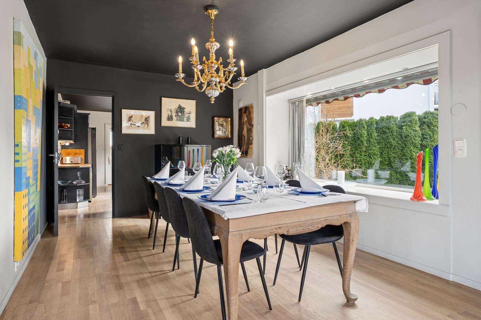 Store vinduer med dype vindusposter Galleribilde