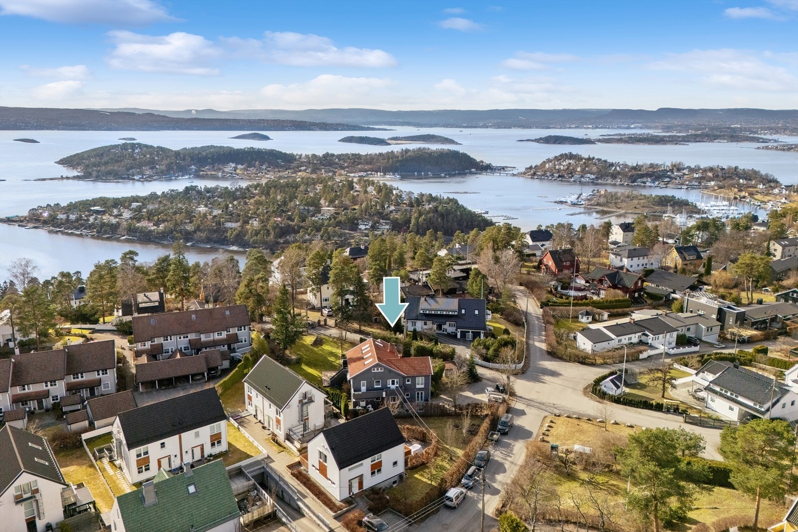 Det er kort vei til alt familien trenger i hverdagen og meget hyggelige tur- og bademuligheter langs fjorden, flotte parkområder på Ekeberg samt nærhet til kollektivtransport. Galleribilde
