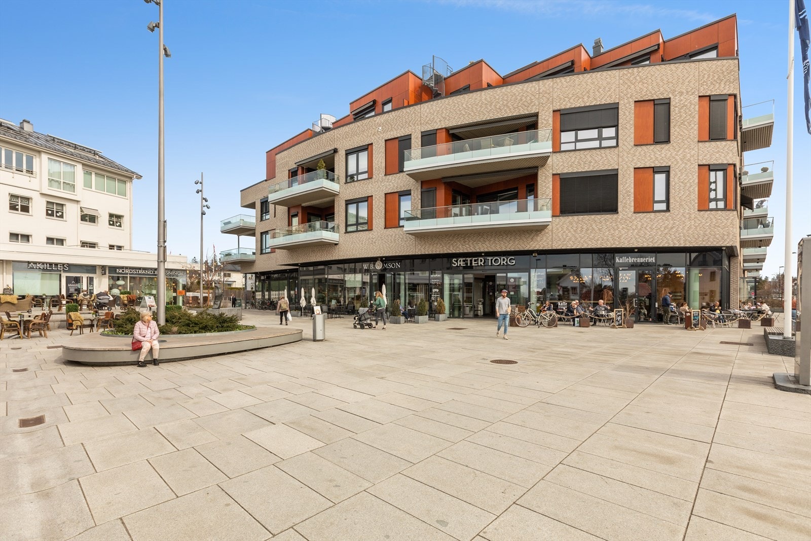 Flere spisesteder og butikker som Meny og Gutta på Haugen ved Sæter Torg. Galleribilde