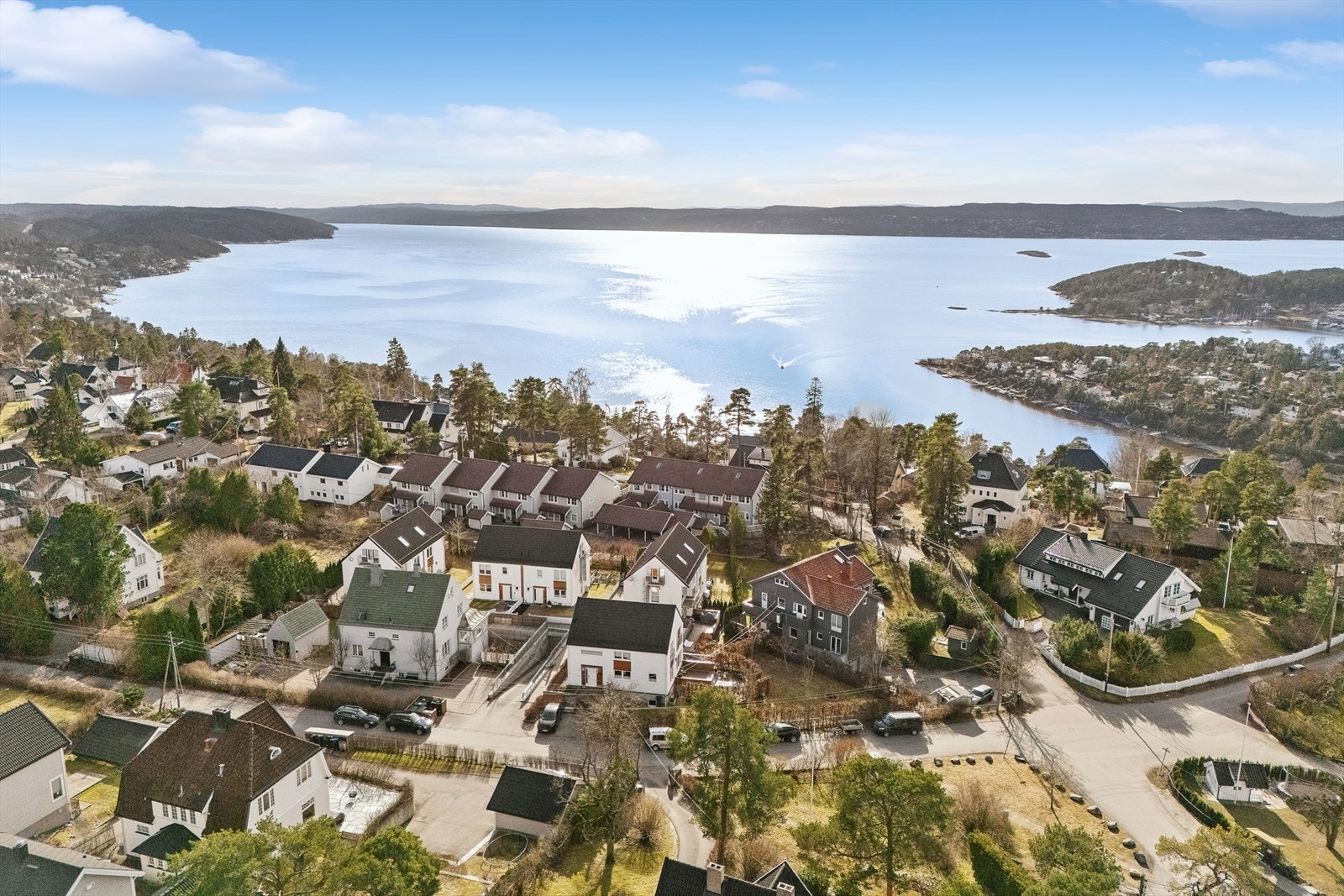 Dronefoto av flotte næromgivelser. Galleribilde