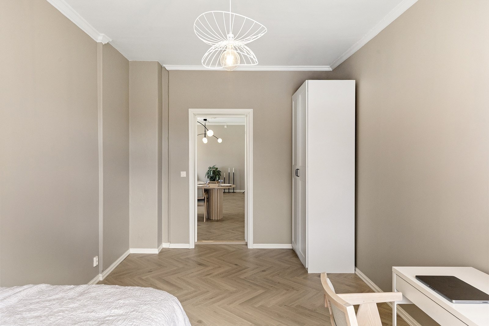 Her har du god plass til seng, skrivebord og garderobe. Galleribilde