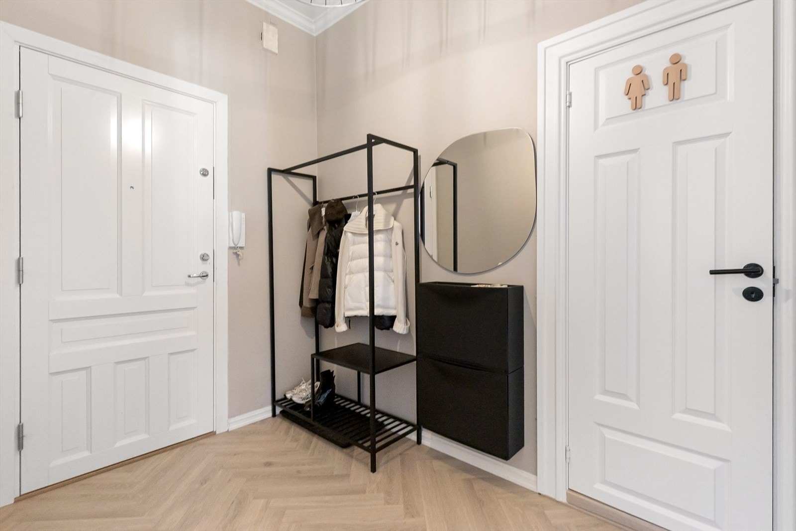 Lys og innbydende entré med plass for oppbevaring av yttertøy og sko. Galleribilde