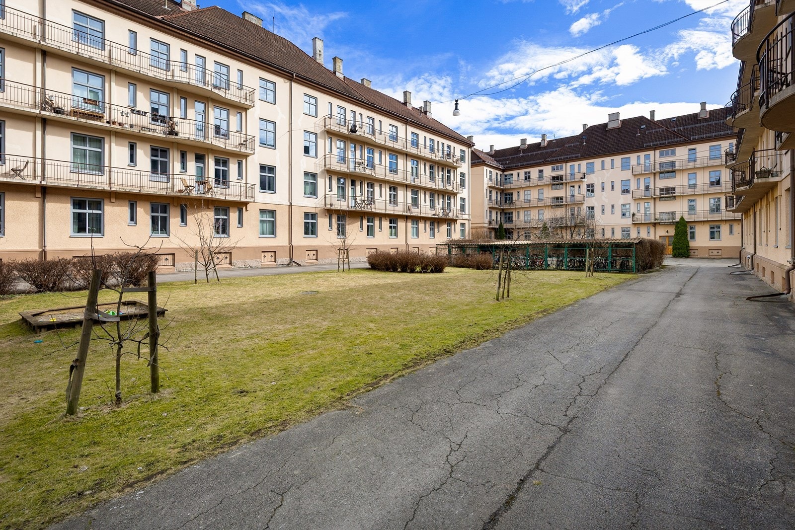 Bakhagen er en skjermet grønn oase med flere sittegrupper på sommerstid. Her har du masse boltreplass for liten og stor. Galleribilde