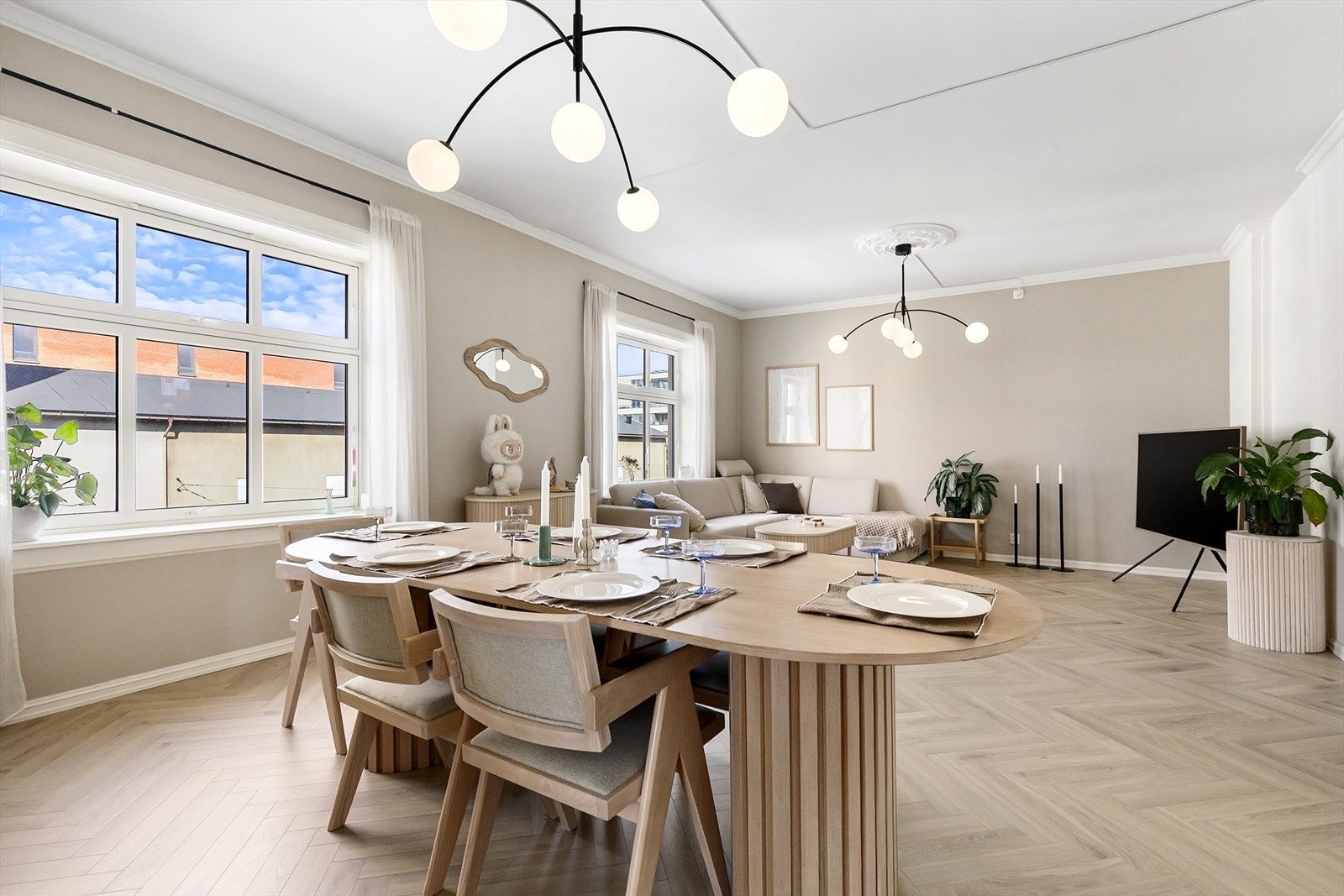 Lys og romslig stue med god plass til flere soner. Galleribilde