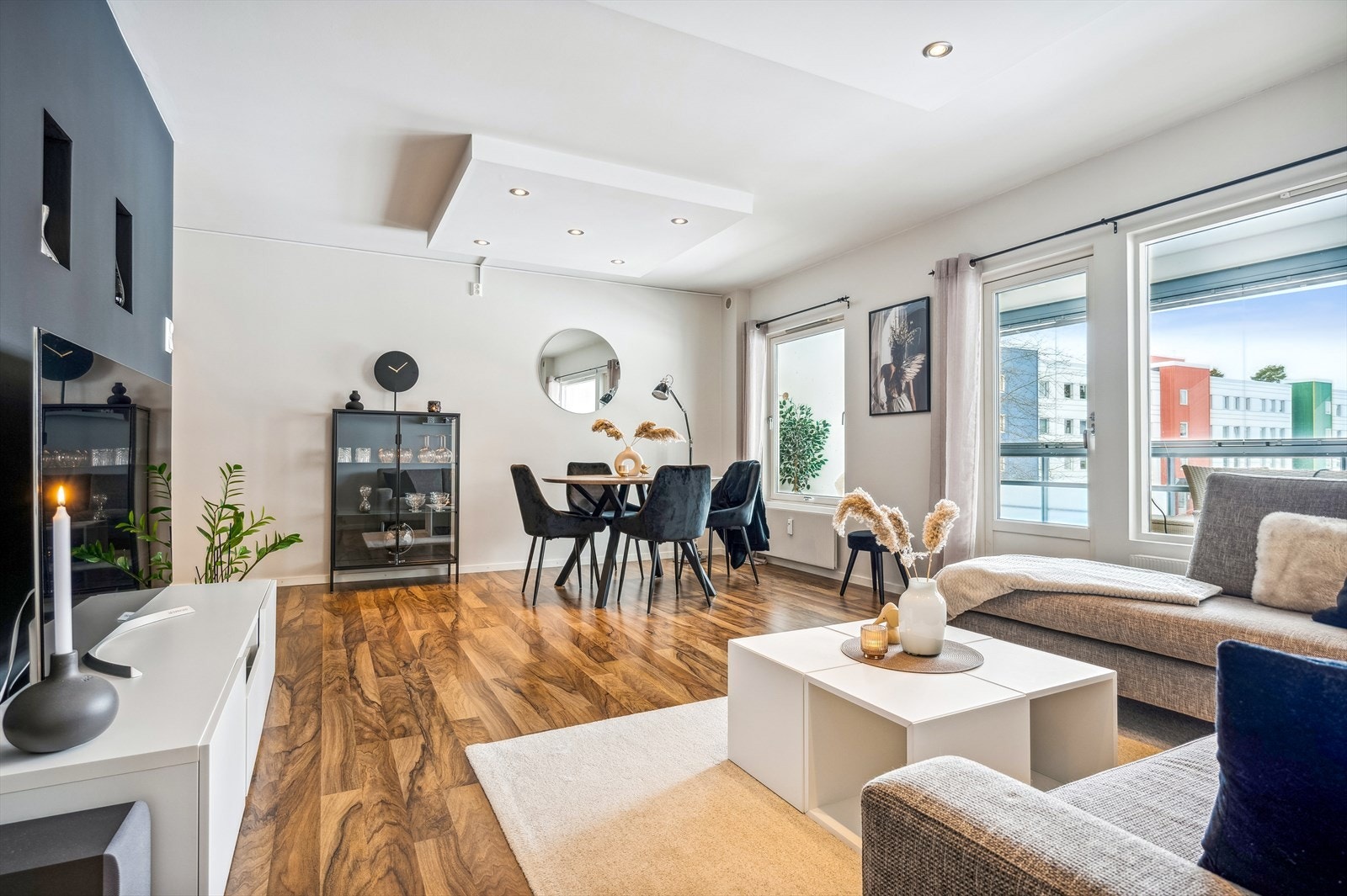 Stuen har store vindusflater som slipper inn godt med naturlig lys og gir rommet en lys og luftig følelse. Galleribilde