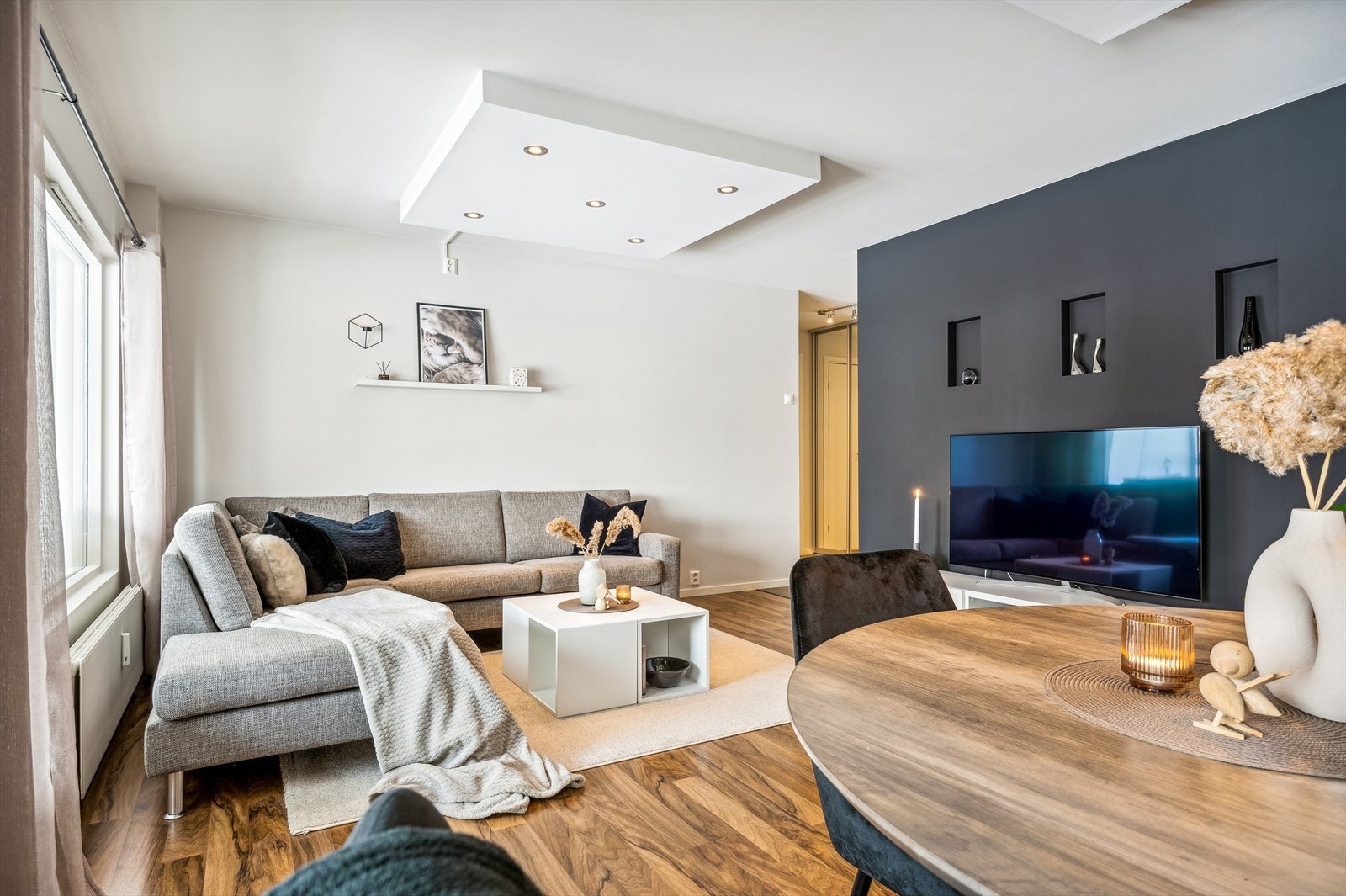 Stuen er lys og møbleringsvennlig med downlights over spise- og sofasonen. Galleribilde