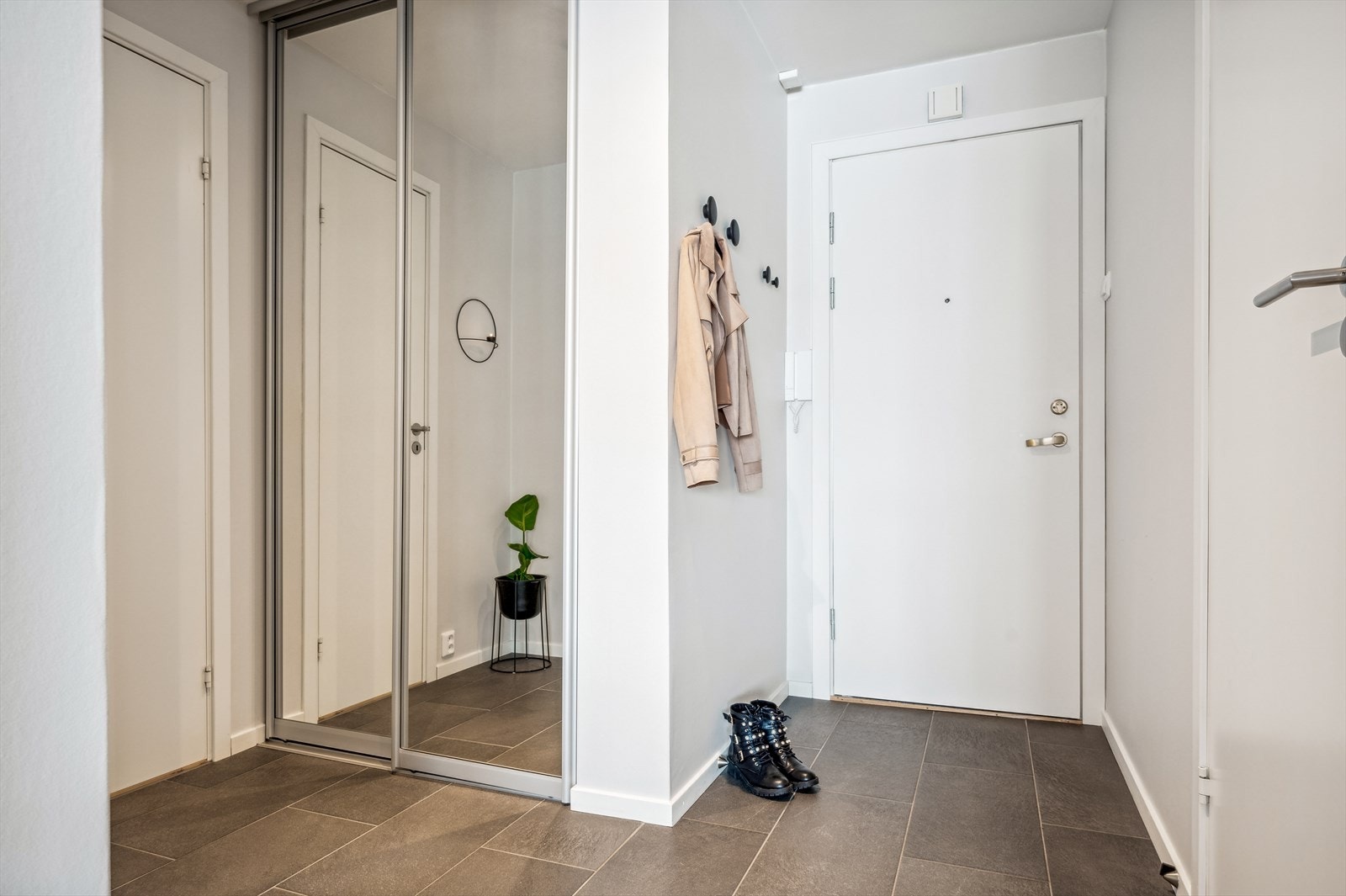 Entreen har flislagt gulv og en skyvedørsgarderobe med god oppbevaringsplass. Galleribilde