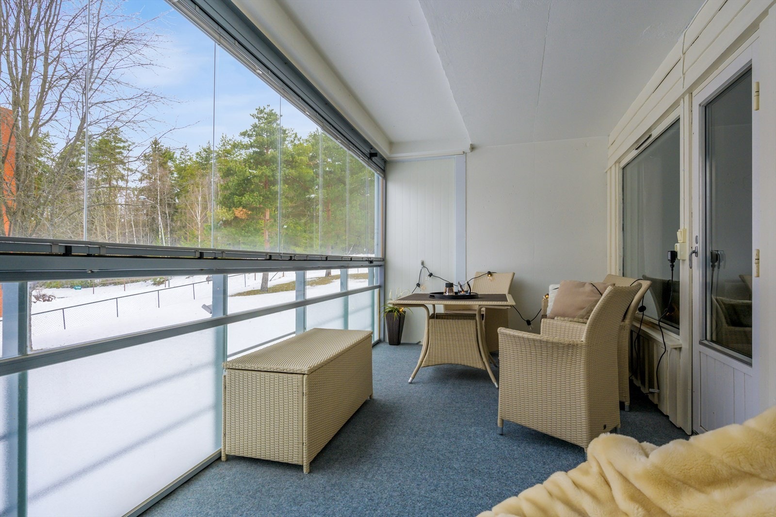 En flott 2-roms andelsleilighet i byggets første etasje, med god planløsning og innglasset balkong. Galleribilde