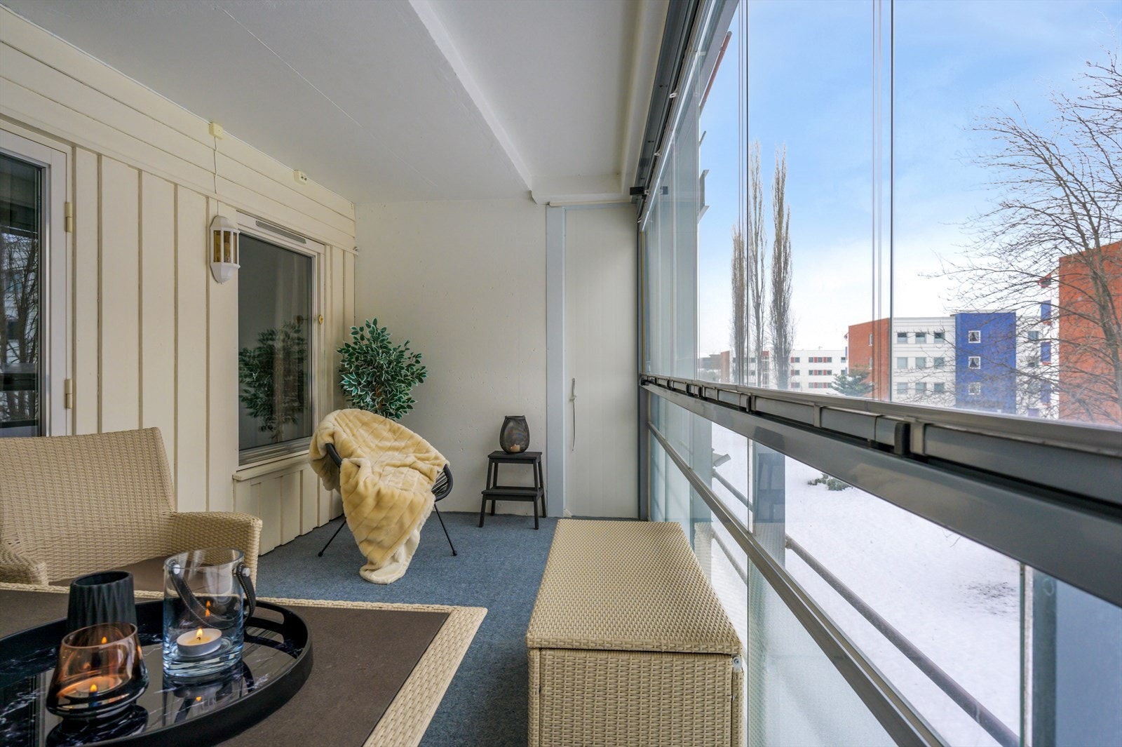 Fra stuen er det utgang til en herlig, innglasset balkong på ca. 13 m². Galleribilde