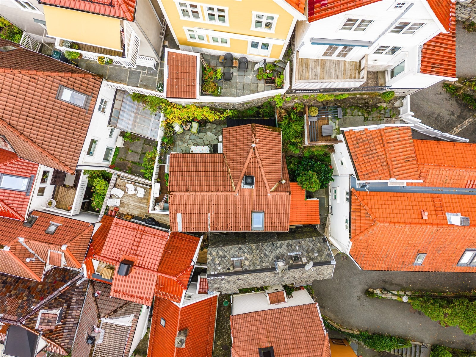Fra eiendommen er det kun få minutters gange til flere av Bergens mest ikoniske landemerker, blant annet Bryggen, Fløibanen og Fisketorget. Galleribilde
