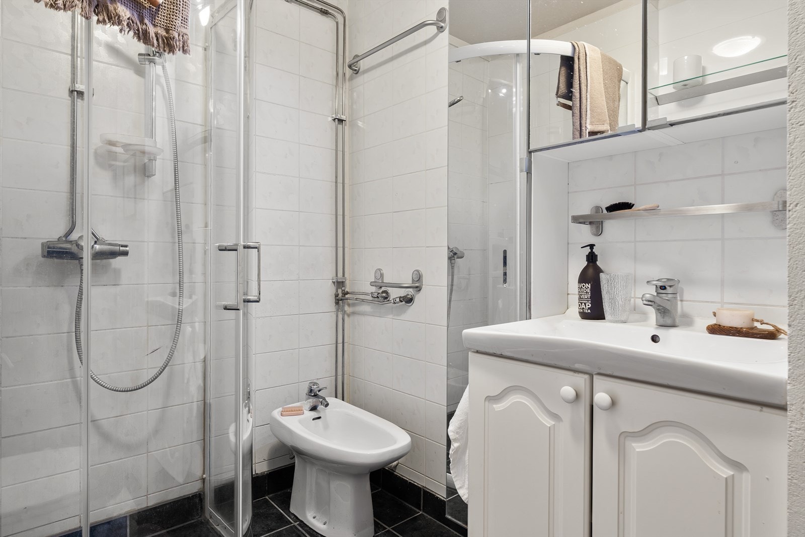 Badet har fliser på gulv og vegger, samt malte plater i himling. Galleribilde