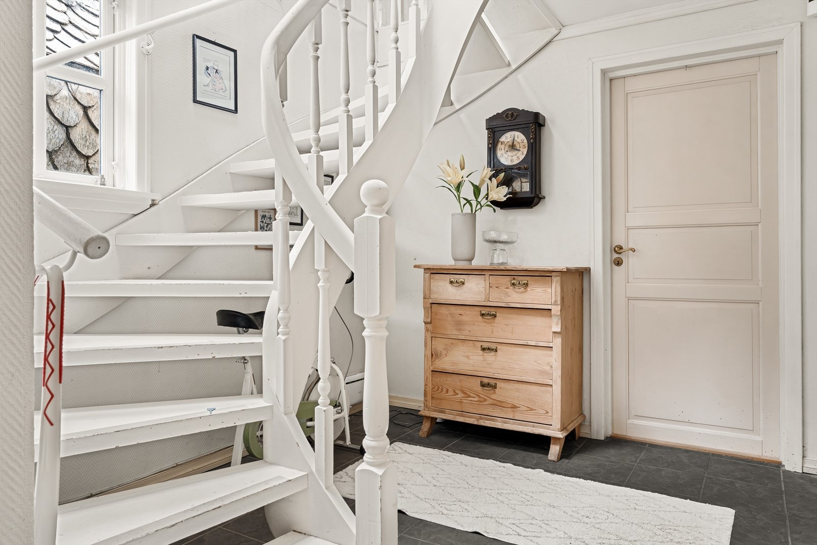 Velkommen hjem! I boligen ønskes du velkommen av en trivelig entré. Galleribilde