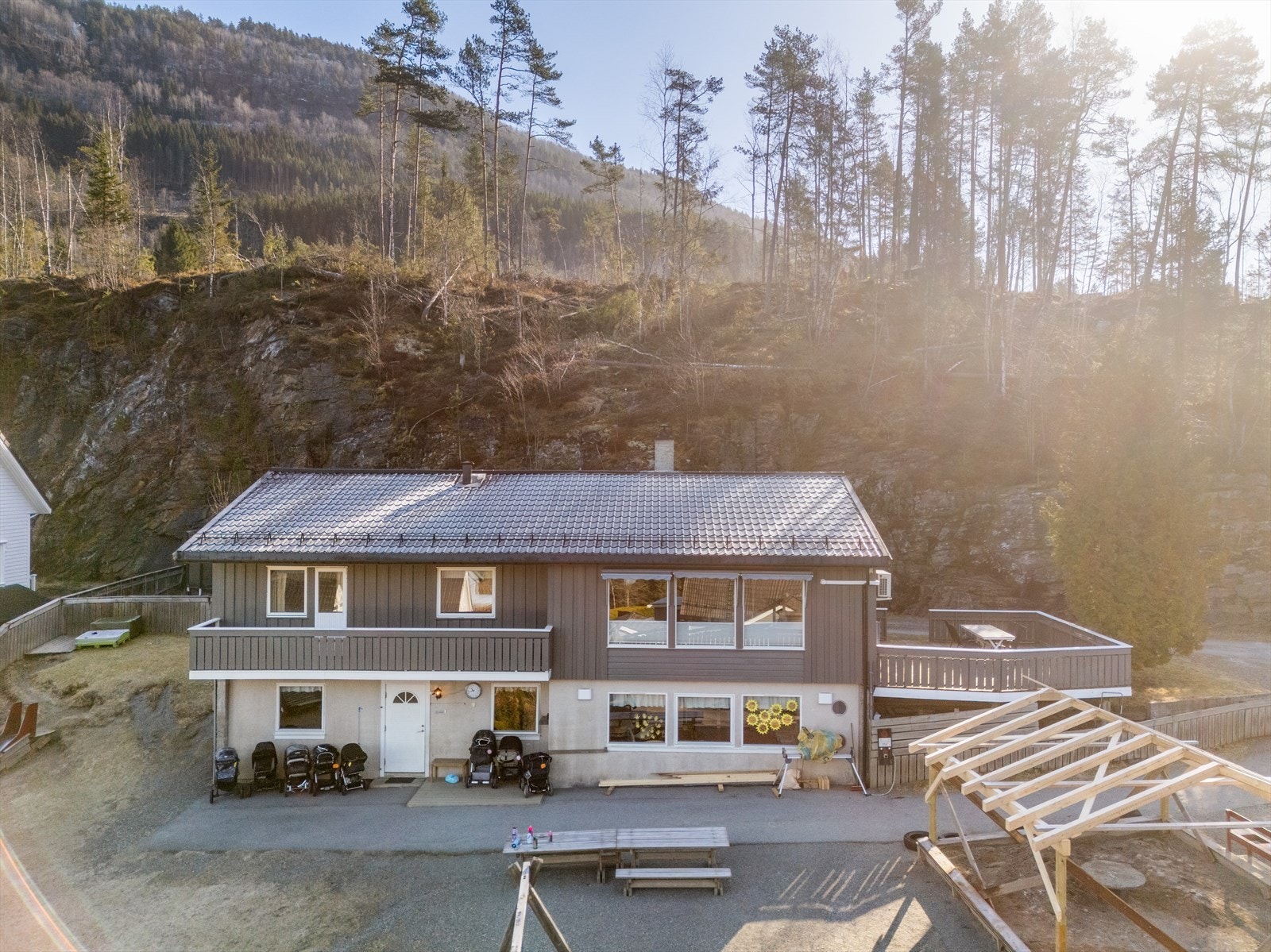 Halvpart av horisontaldelt tomannsbolig i etablert boligfelt på Tymbrålen. Galleribilde