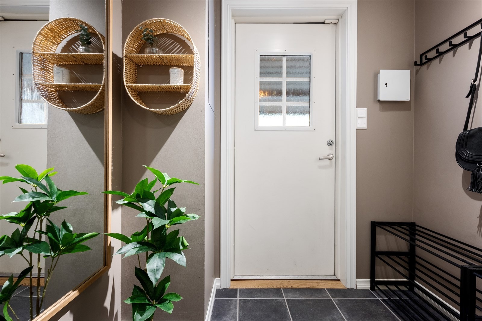 Entré med plass til yttertøy og sko. Galleribilde