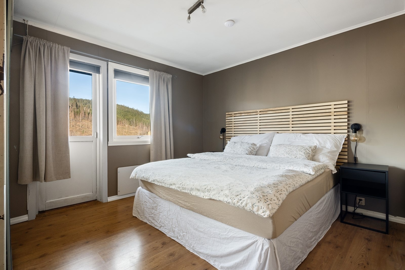 Hovedsoverommet har utgang til luftealtan. Galleribilde