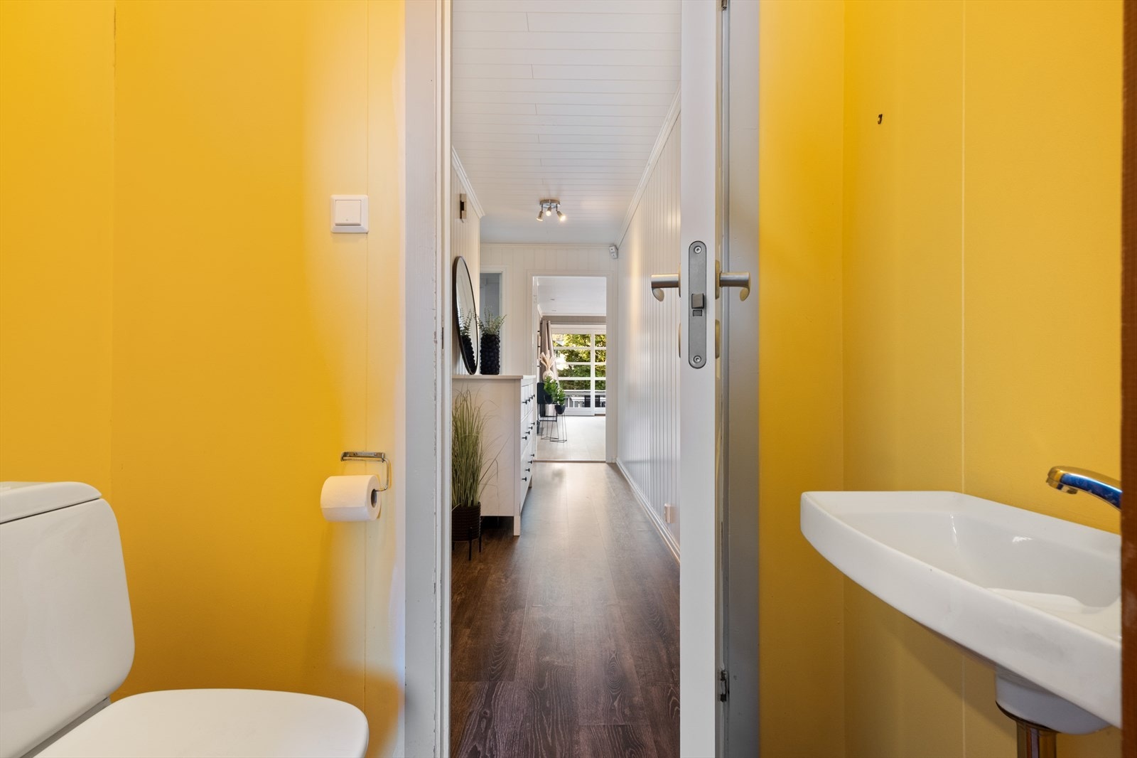 Boligen har et eldre ekstra toalett i tilknytning til vaskerom. Galleribilde