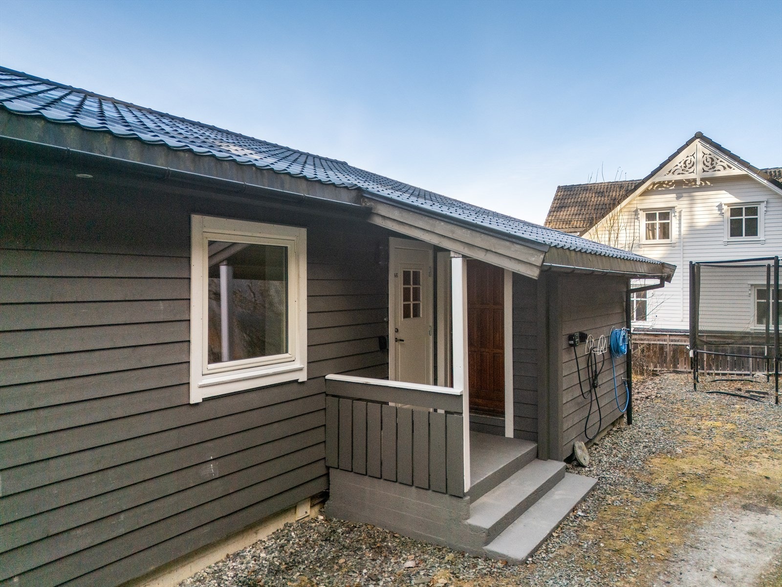 Overbygget inngangsparti og inngang til utvendig bod. Galleribilde