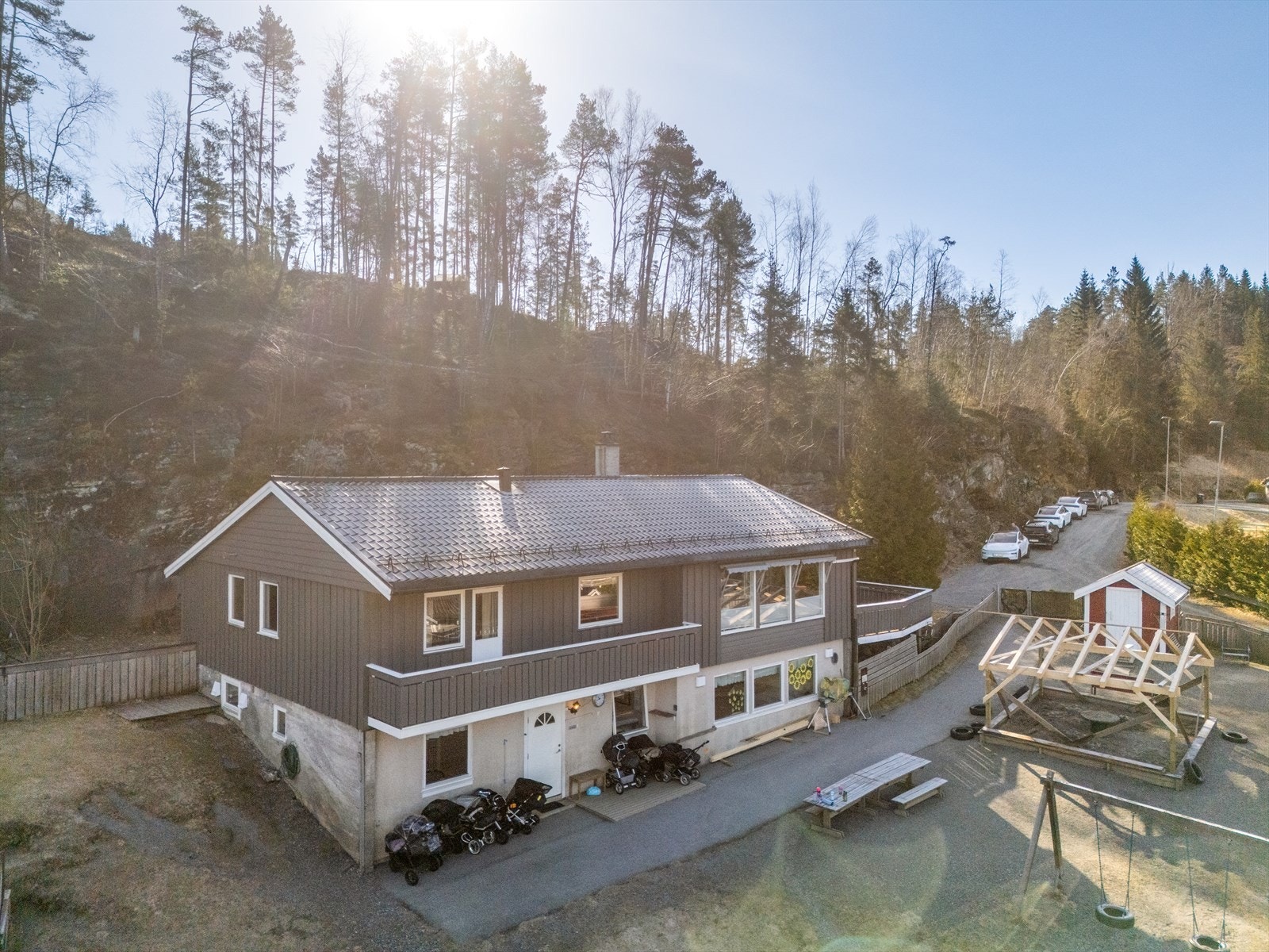 Boligen ligger fint og skjermet til. Det er gode solforhold og fin utsikt. Galleribilde