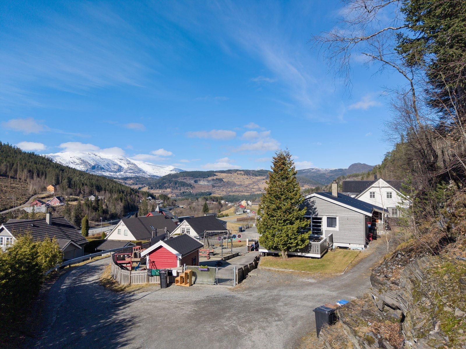 Boligen er en del av en seksjonert tomannsbolig, hvor underetasjen benyttes til barnehagedrift. Aktivitet på dagtid må påregnes. Galleribilde
