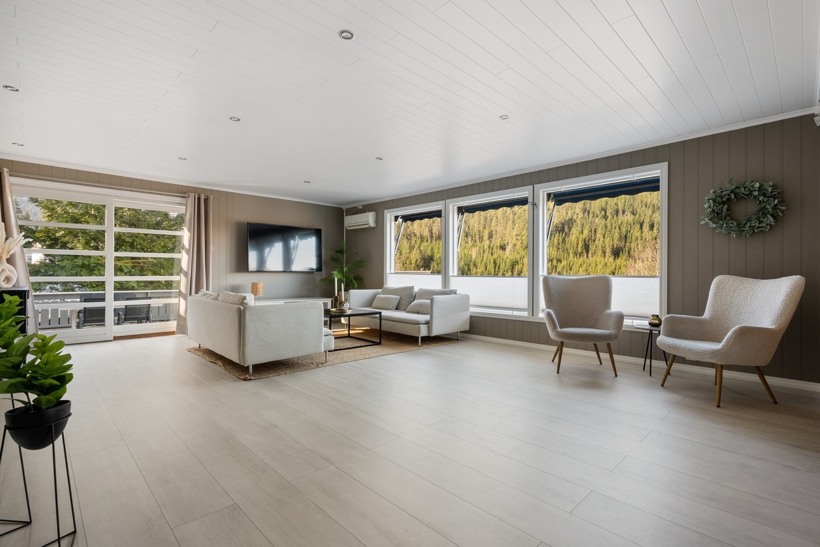 Det er store vindusflater og fra stuen er det utgang til terrasse. Galleribilde