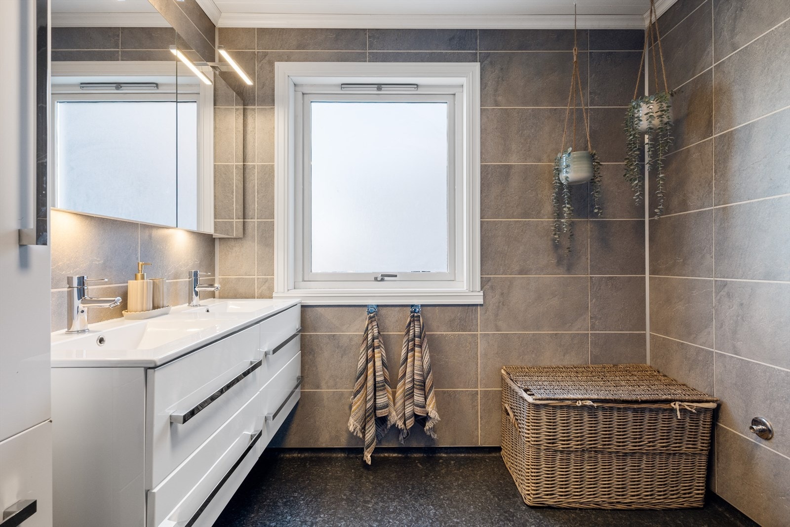 Romslig baderom fra 2016 med dobbel servant, vegghengt toalett, dusjnisje og mulighet for å sette inn badekar. Galleribilde