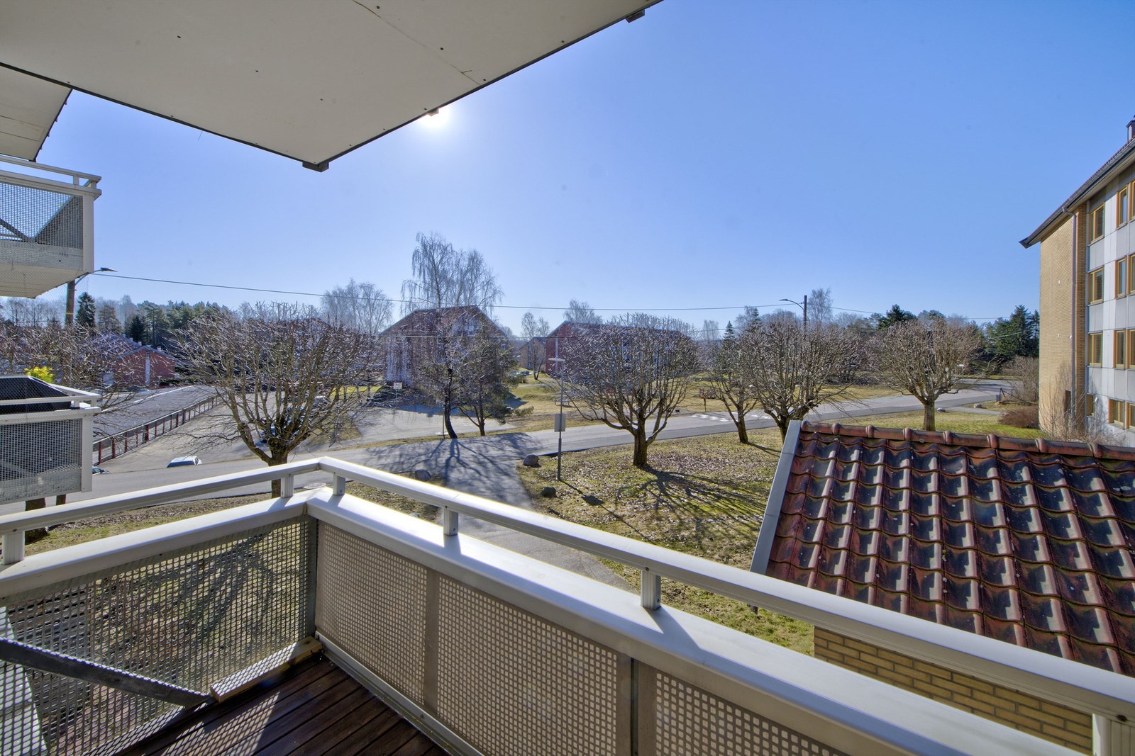 Utsyn fra balkongen - her steker solen godt på sommeren! Galleribilde